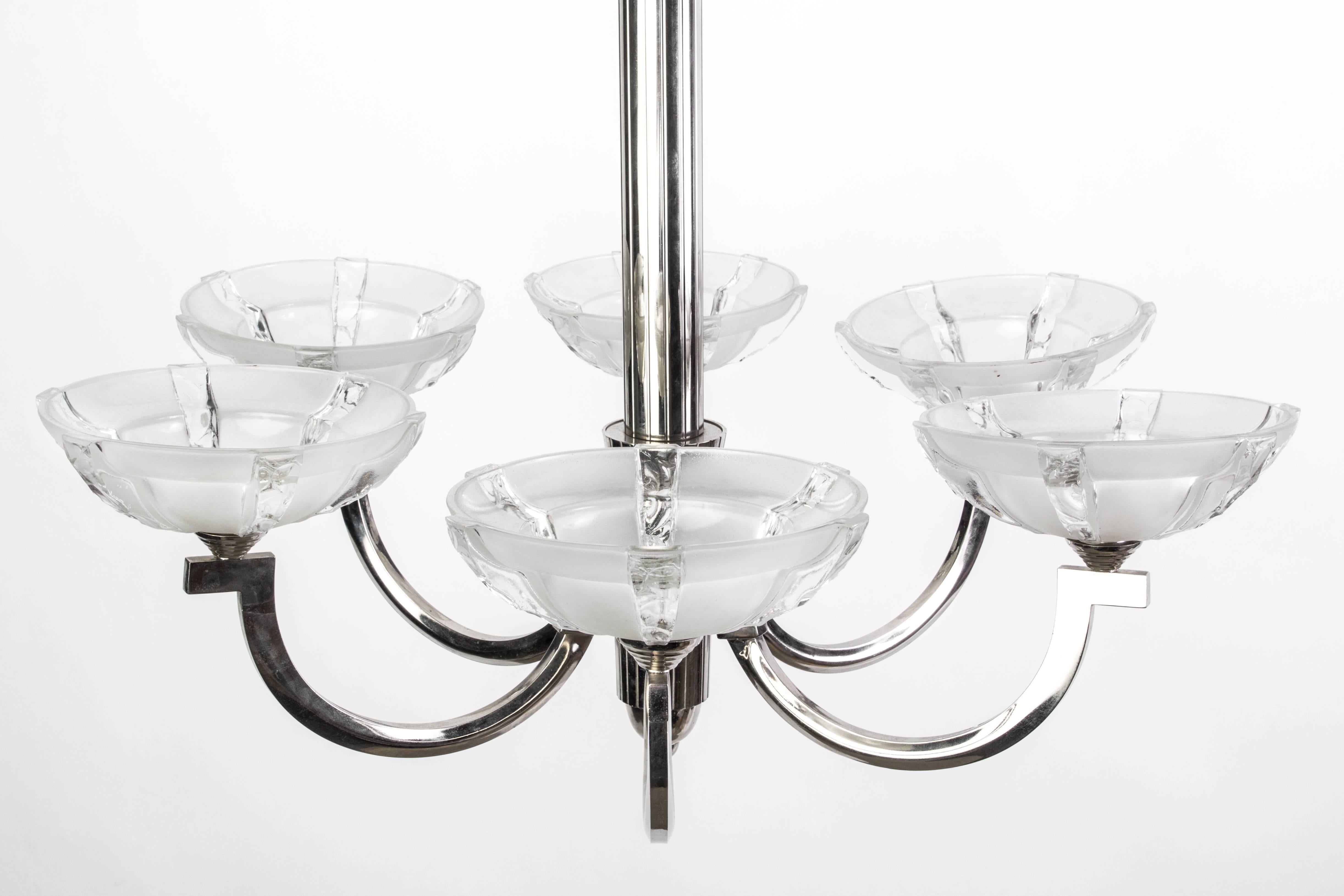 This chic Art Deco chandelier by Ernest Sabino features a nickel-plated brass frame with six (6) beautiful frosted glass shades.

Made in France, circa 1930.
  