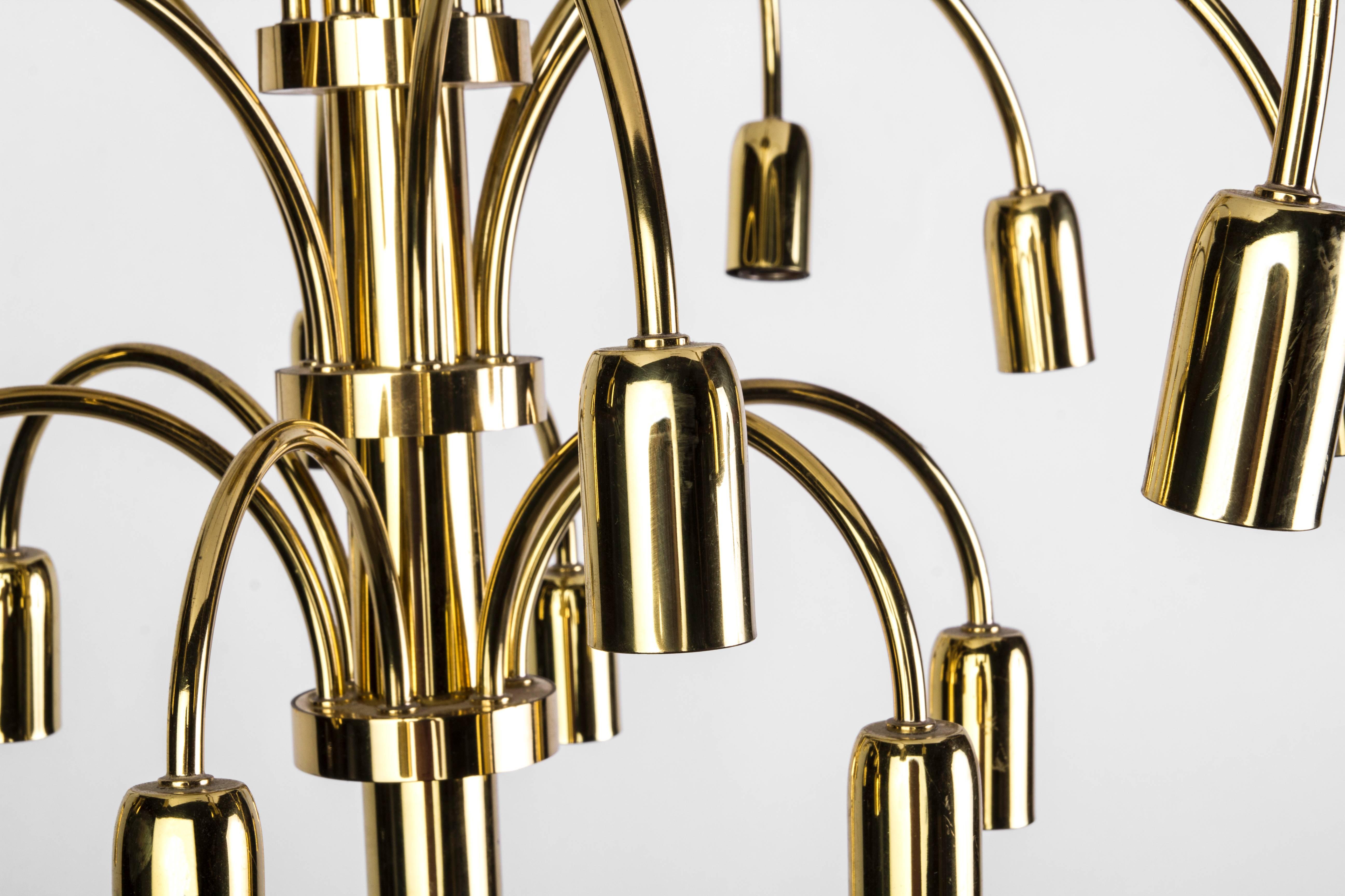 This luxe 1950s Italian Cascade chandelier features a brass frame with (18) arms that hold 18 candelabra bulbs, distributed in three levels of (6) arms each.

Made in Italy, circa 1950.

  