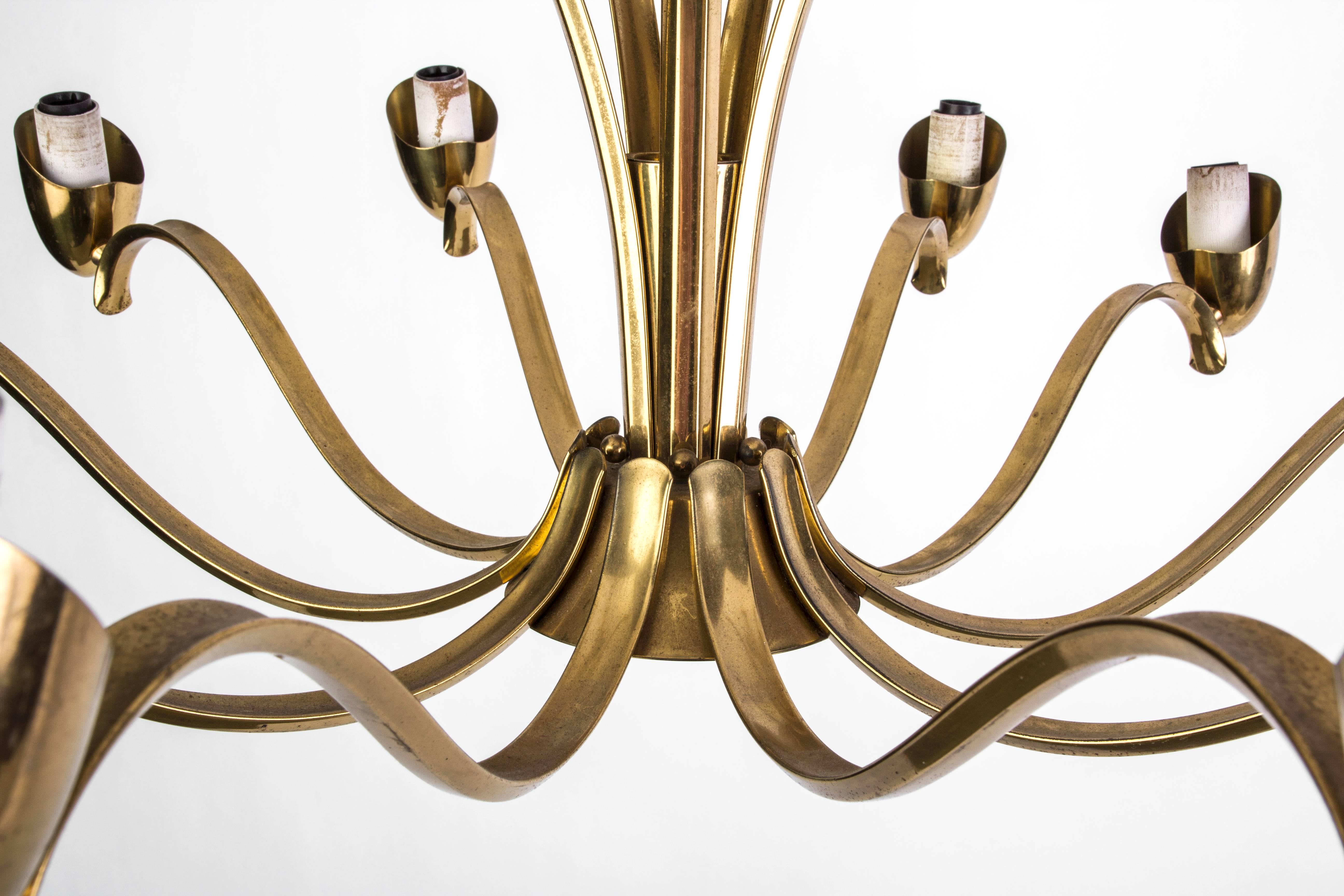 This elegant 1950s Italian chandelier features a brass frame with 15 arms that hold 15 candelabra bulbs.

Made in Italy, circa 1950.
 