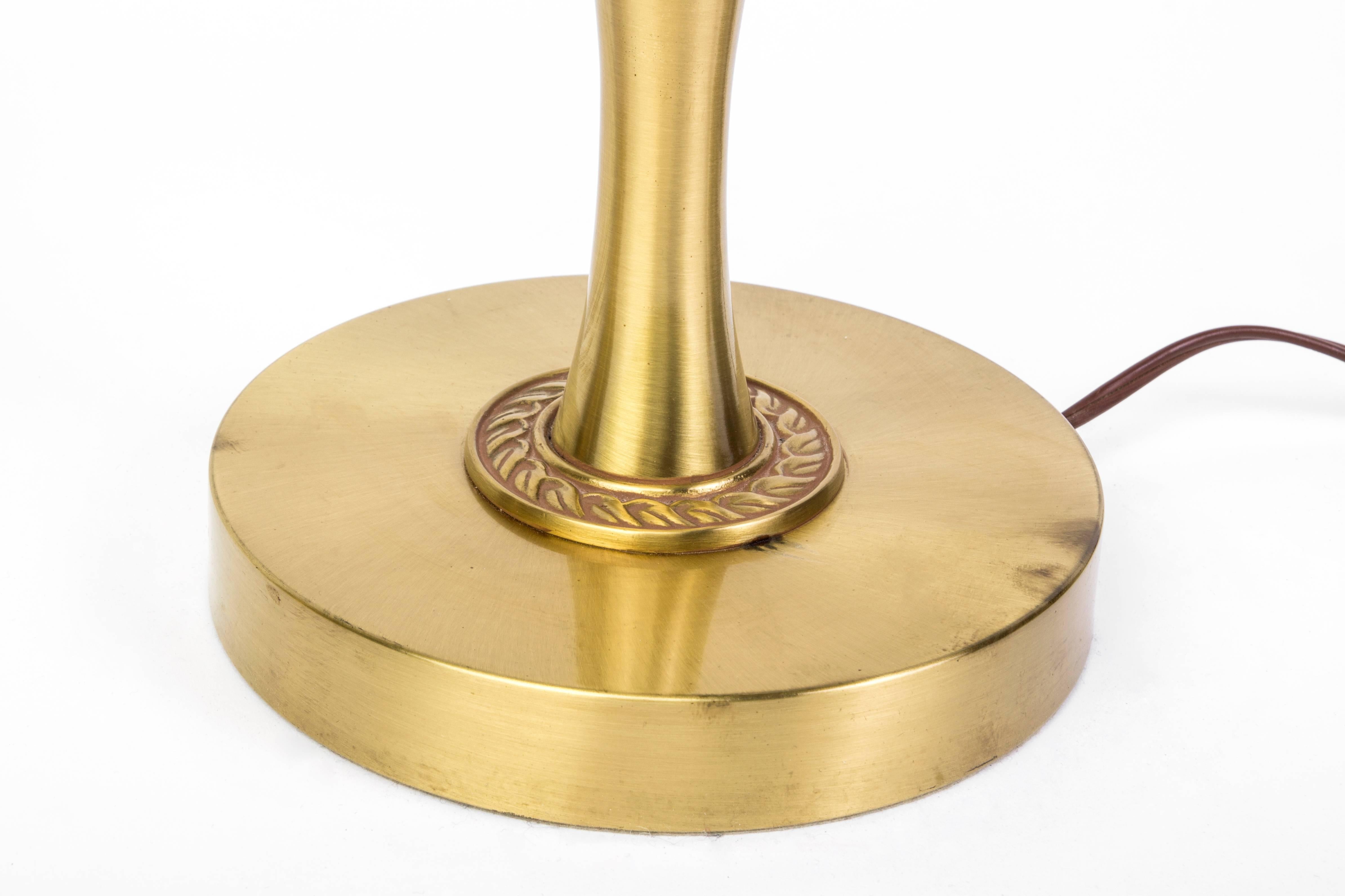 American Elegant Pair of Mid-Century Modernist Hollywood Regency Laurel Brass Table Lamps For Sale