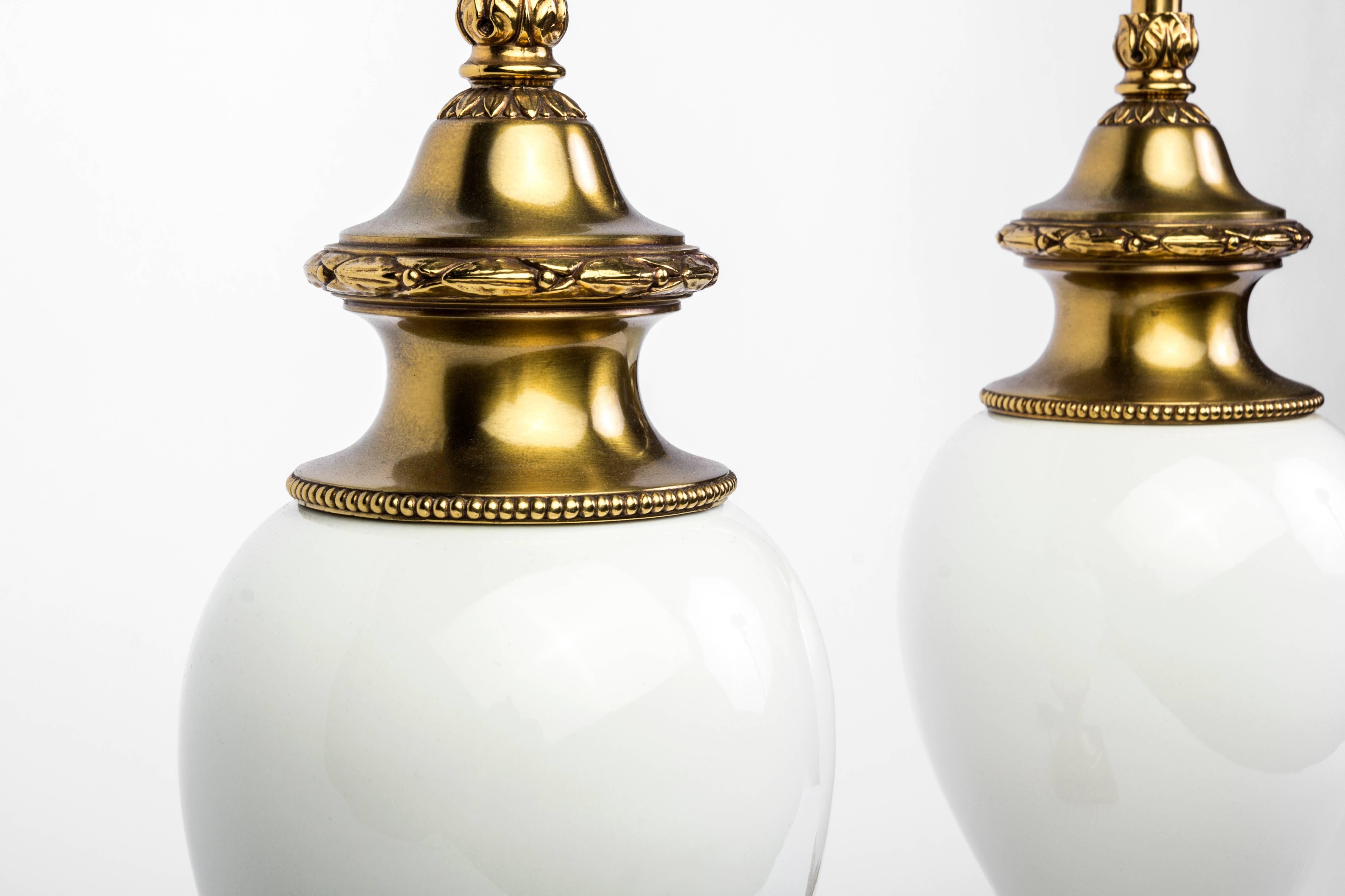 American Chic Pair of Hollywood Regency White Ceramic and Brass Lamps by Stiffel For Sale