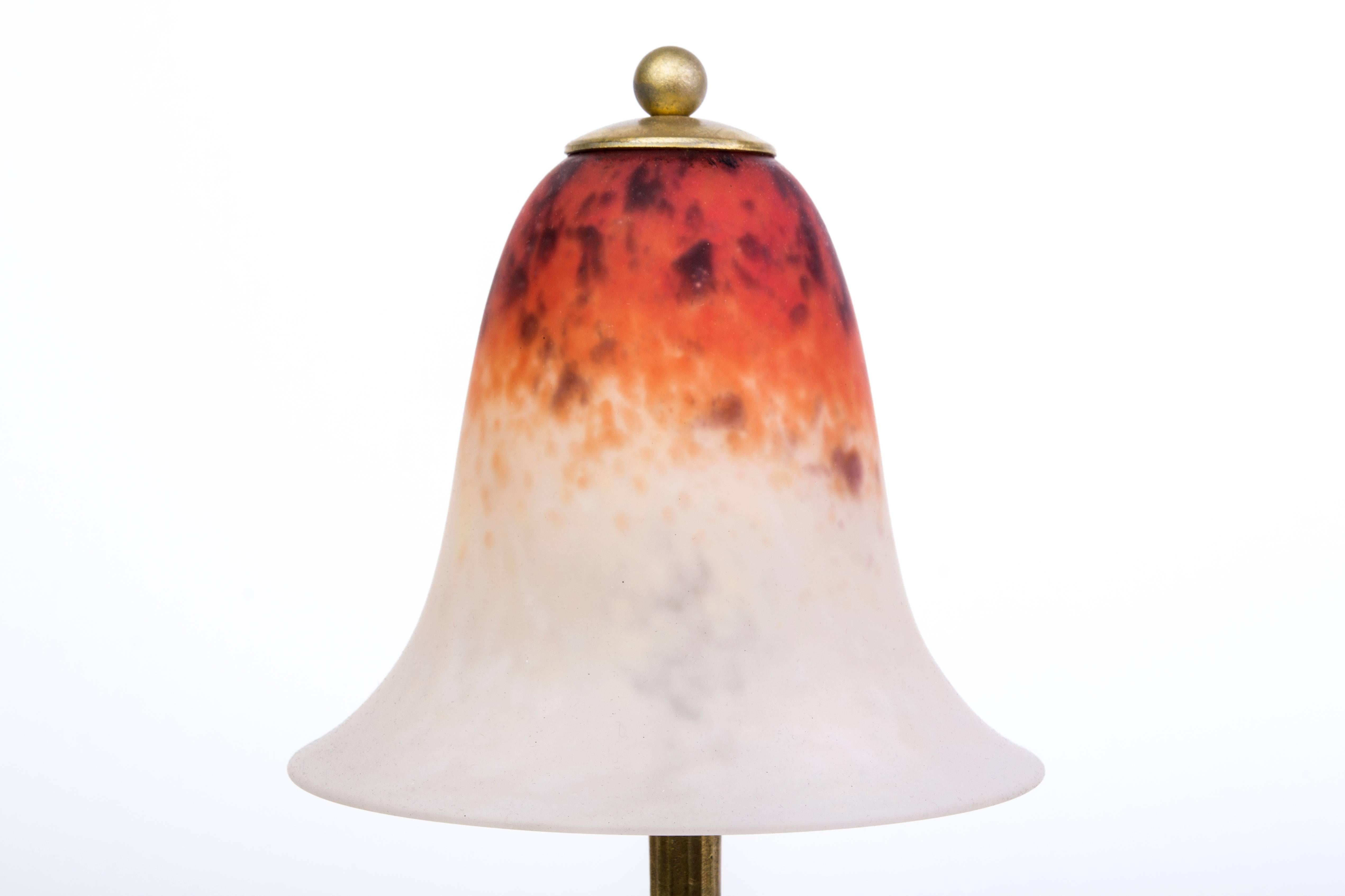 This wonderful 1920s French Art Deco bronze boudoir or table lamp signed by Charles Schneider is an original in excellent condition, beautifully designed and adorned with a signature Art Deco shade made with wonderful inclusions in a marvelous color