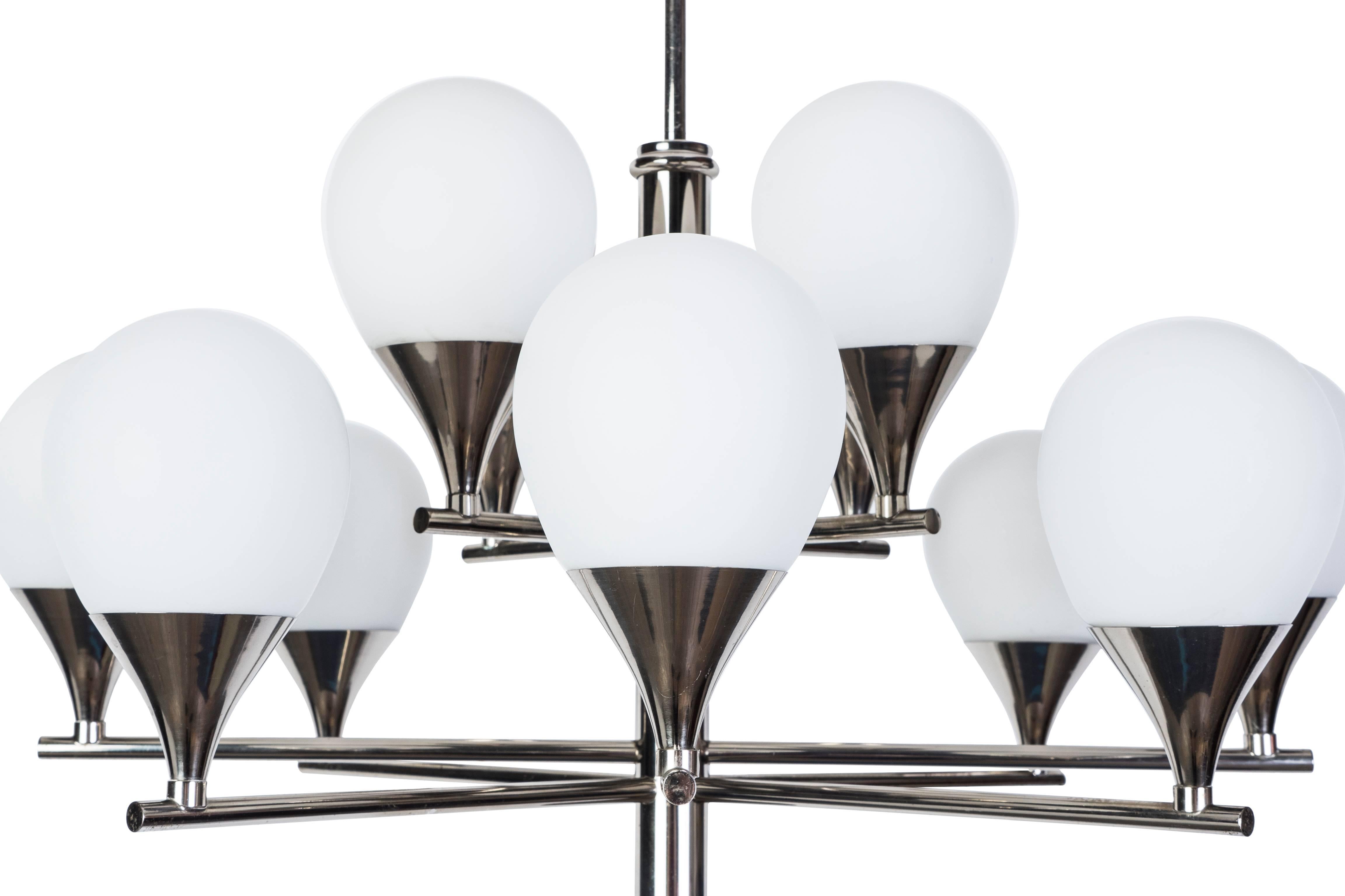 Italian Mid-Century Modernist Chandelier Attributed to Stilnovo For Sale