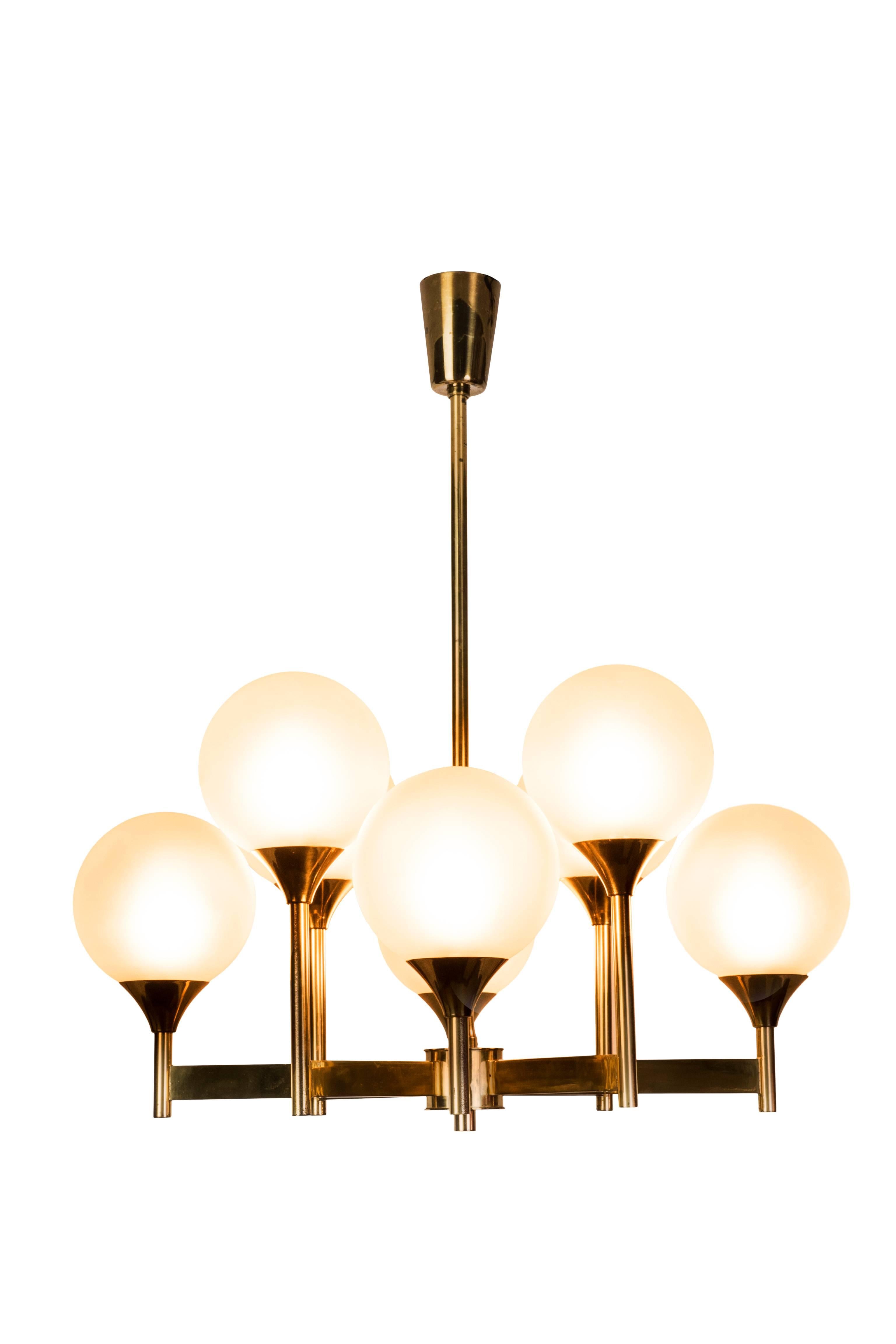 This exceptional Sputnik chandelier features 8 spherical frosted glass globes on a brass frame.

Made in Germany, circa 1970

22