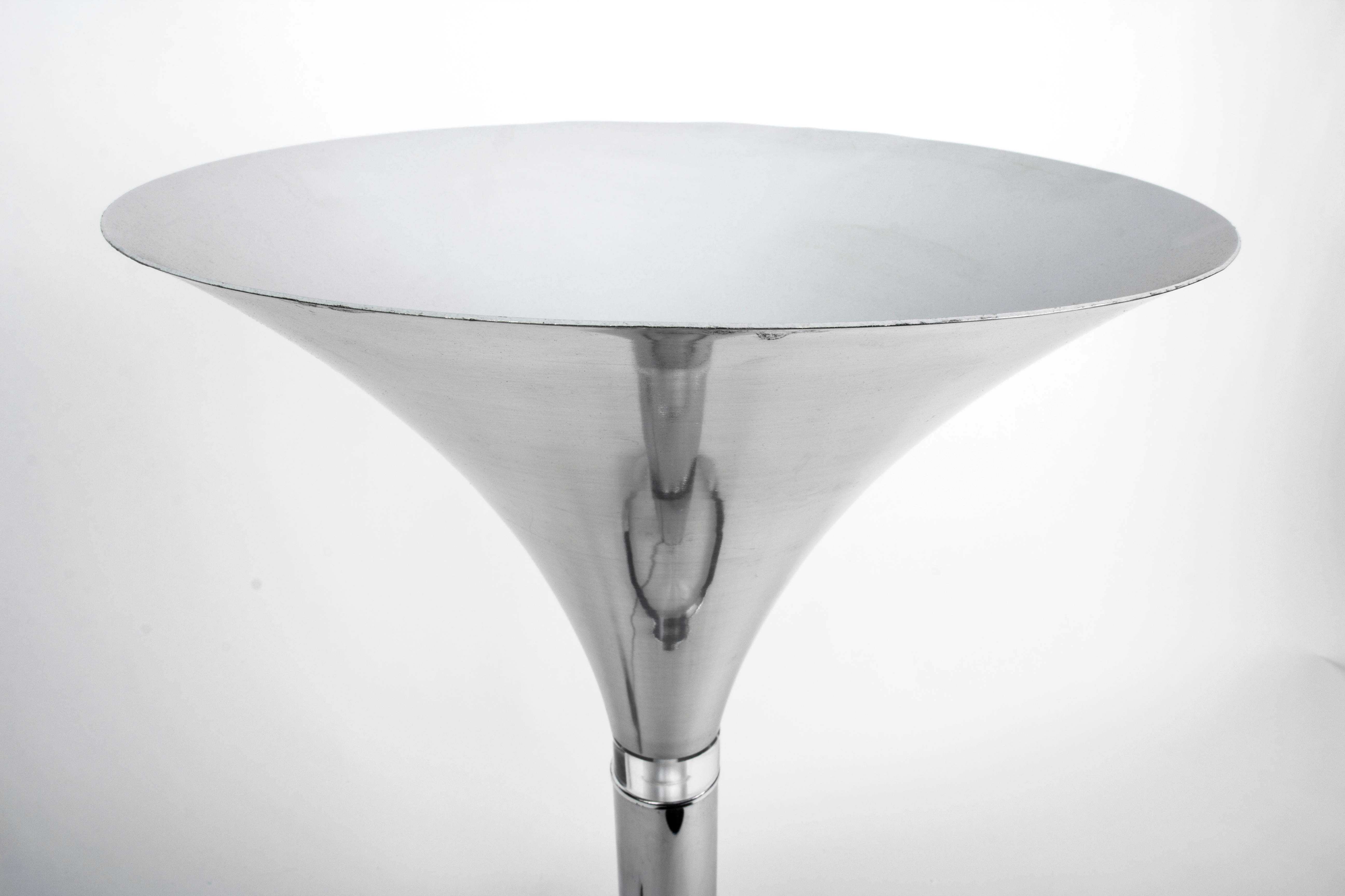 This beautiful 1970s Mid-Century Modernist table lamp. It features a trumpet form base with chrome and Lucite detailing with pearl white accents.
