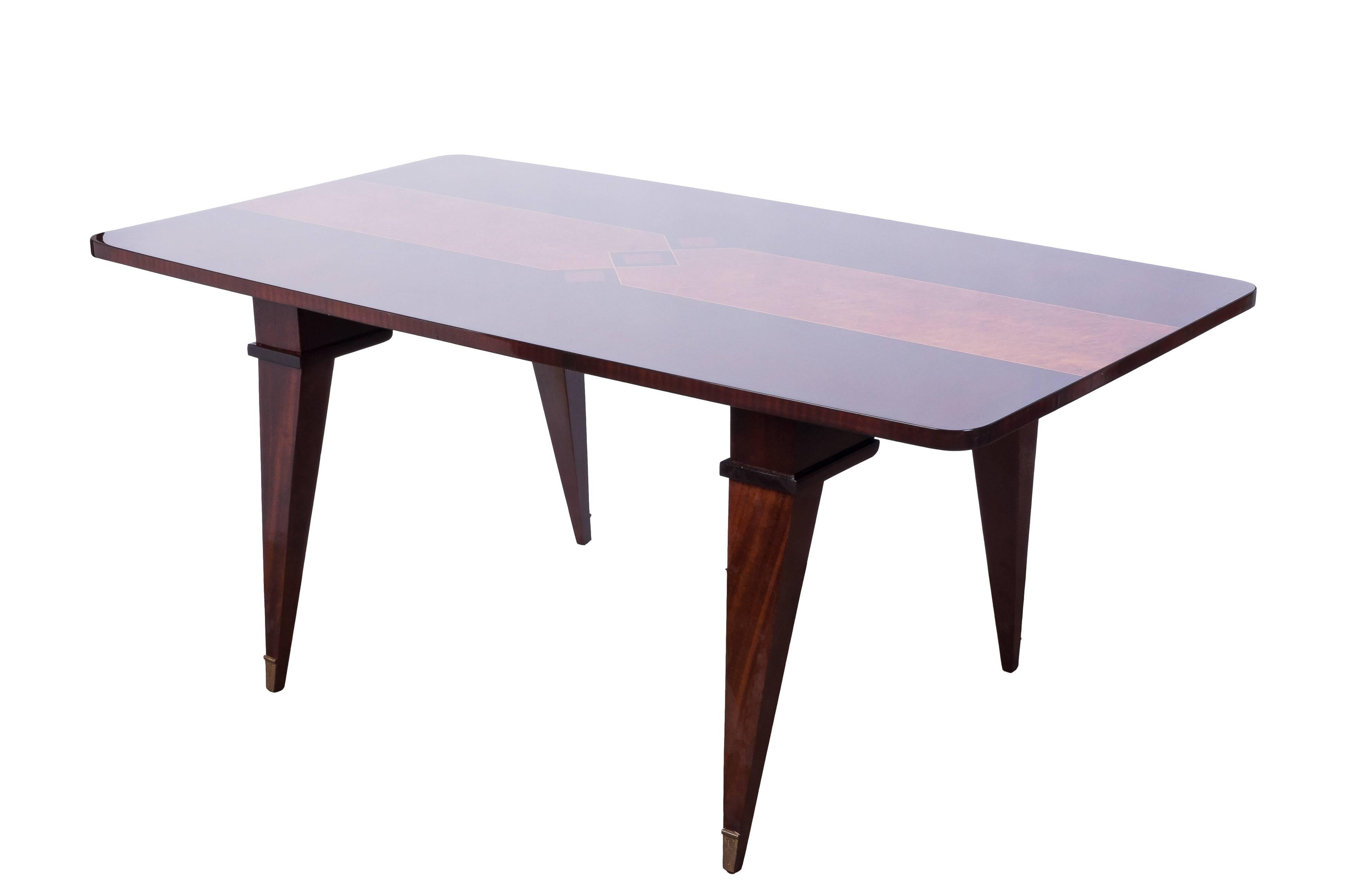 Luxueuse table de salle à manger Art Deco avec une base en acajou massif et un plateau en acajou massif plaqué de noyer et de ronce créant un design déco luxueux.