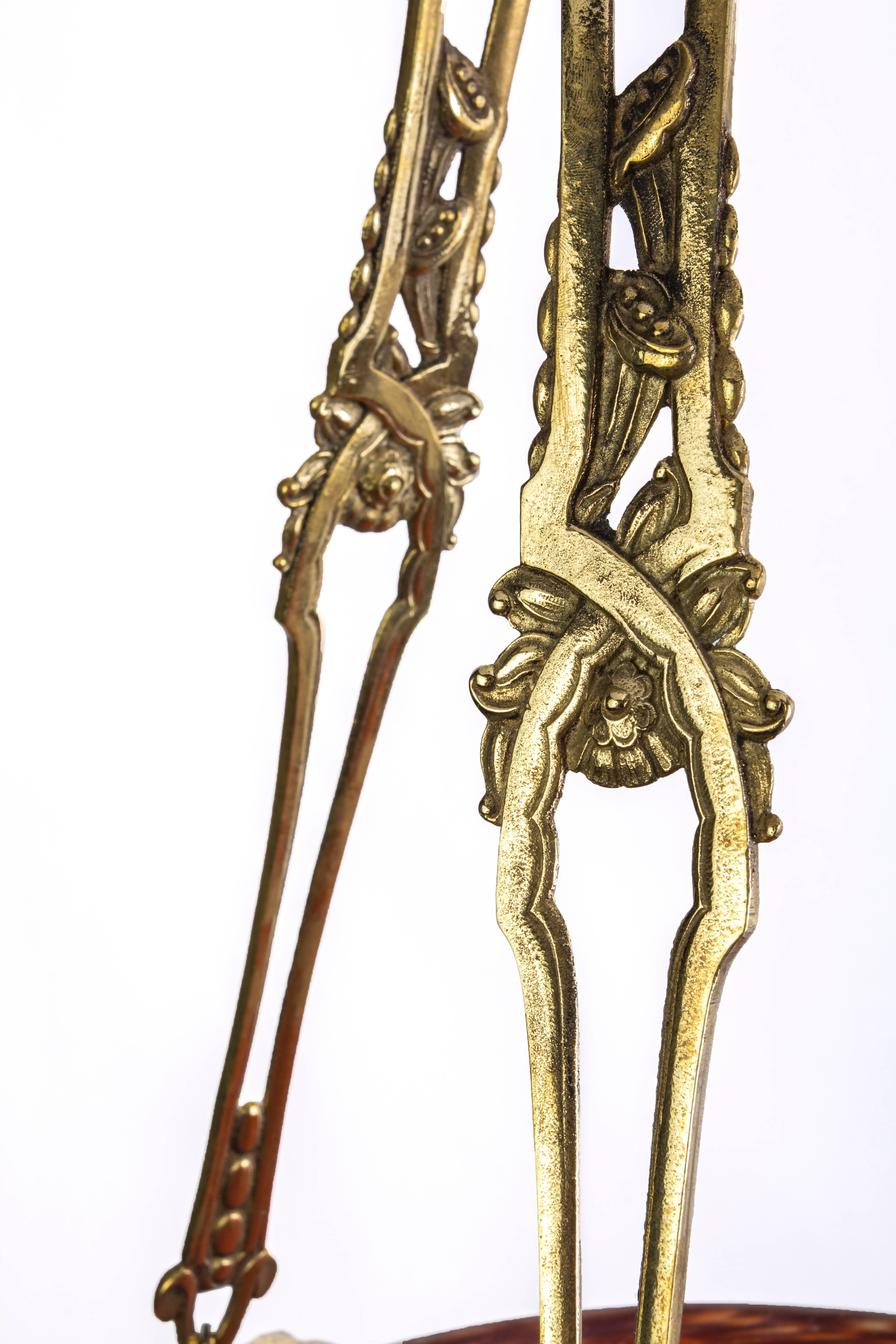 Dieser fantastische französische Art-Déco-Kronleuchter aus den 1920er Jahren verfügt über einen schönen purpurroten und sonnenblumenfarbenen Glasschirm, der mit einem geätzten, floralen, handgeschmiedeten Eisenrahmen aus Bronze verbunden ist.