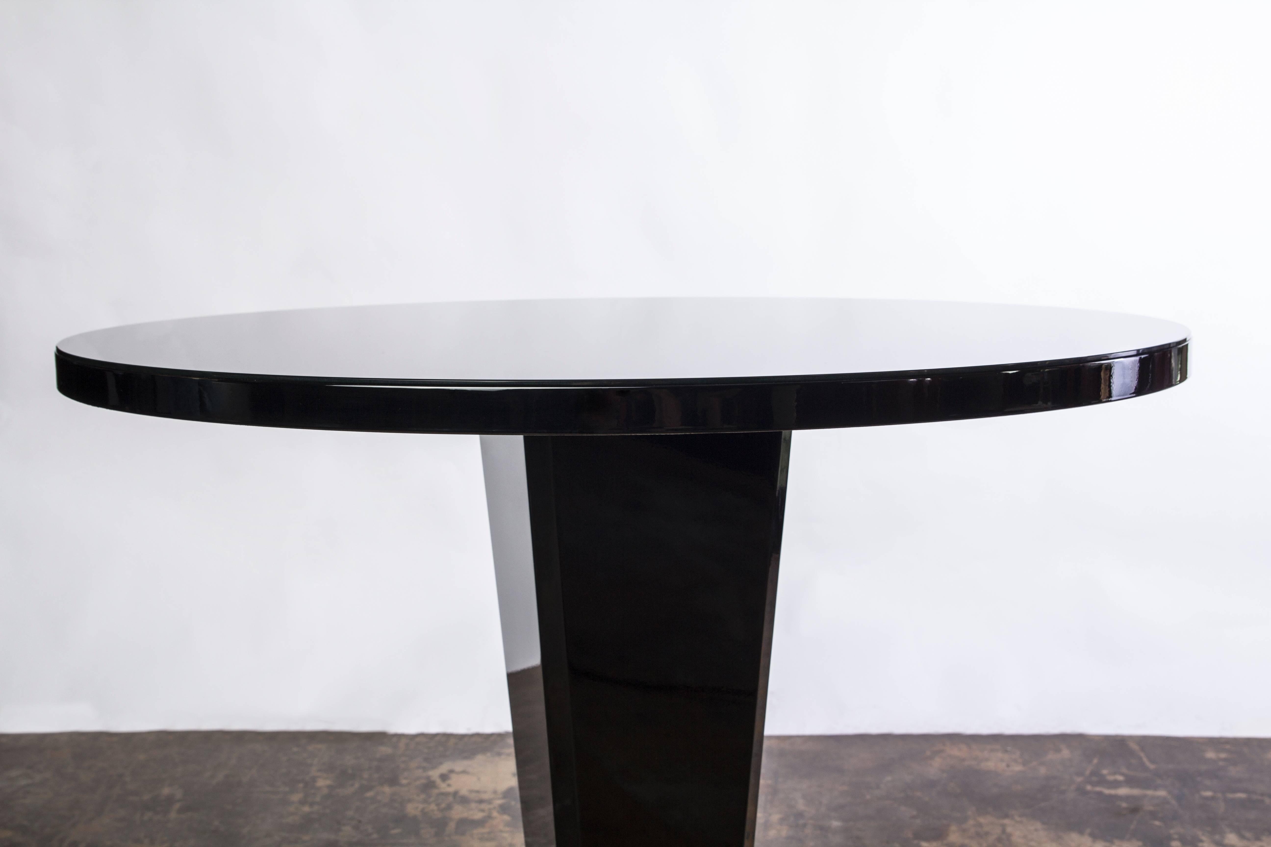 This beautiful round Art Deco table features a gorgeous high gloss black lacquer finish topped with a Lacobel glass top plate.

Made in France, circa: 1935

35 1/2