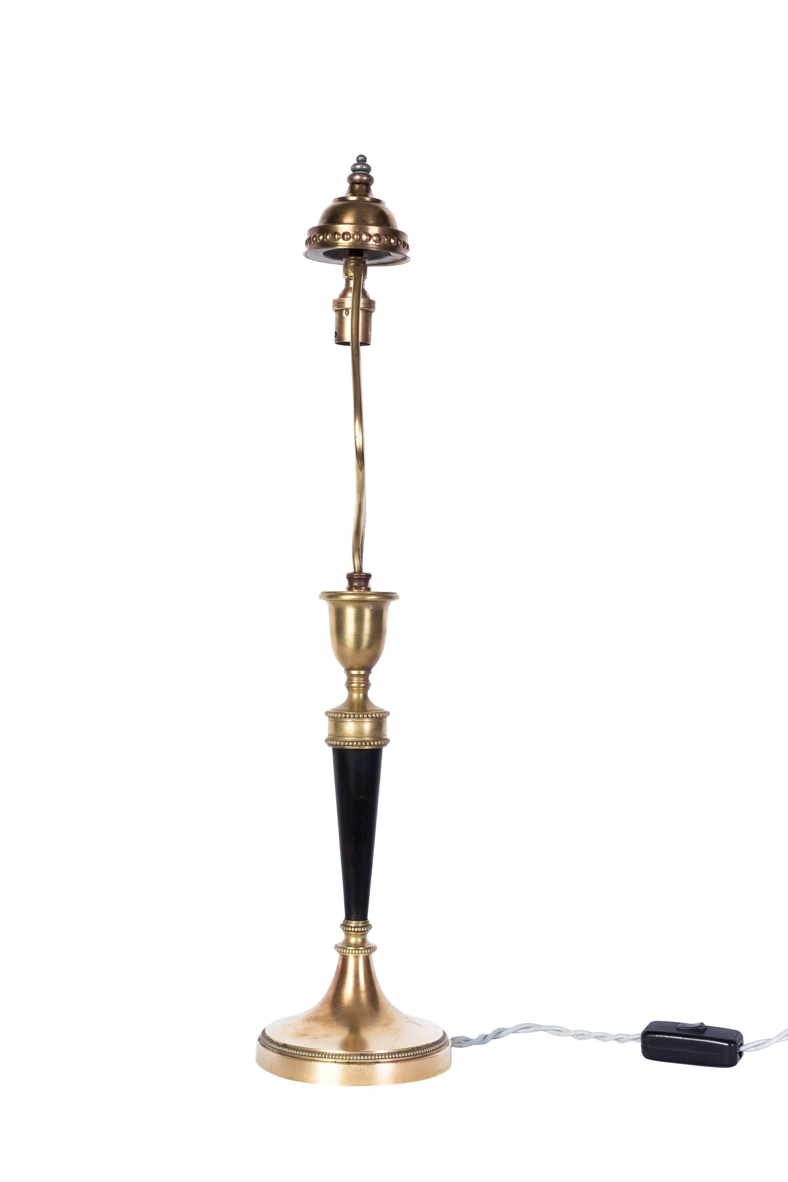 Simple and chic Art Deco table lamp made out of bronze and enameled in black.