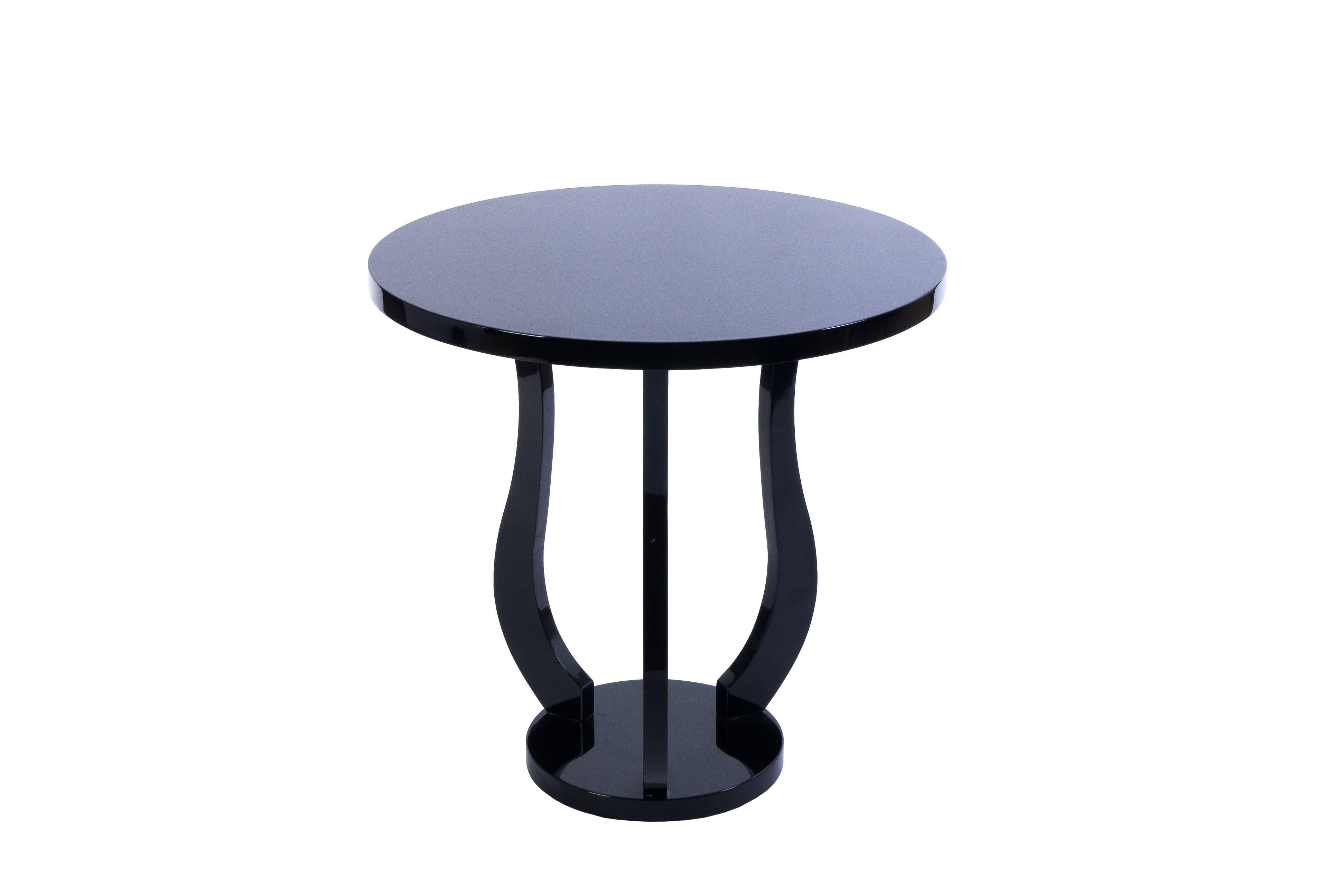 This gorgeous French Art Deco round side table features a tulip shape design in piano black lacquer.

Made in France, circa 1940.