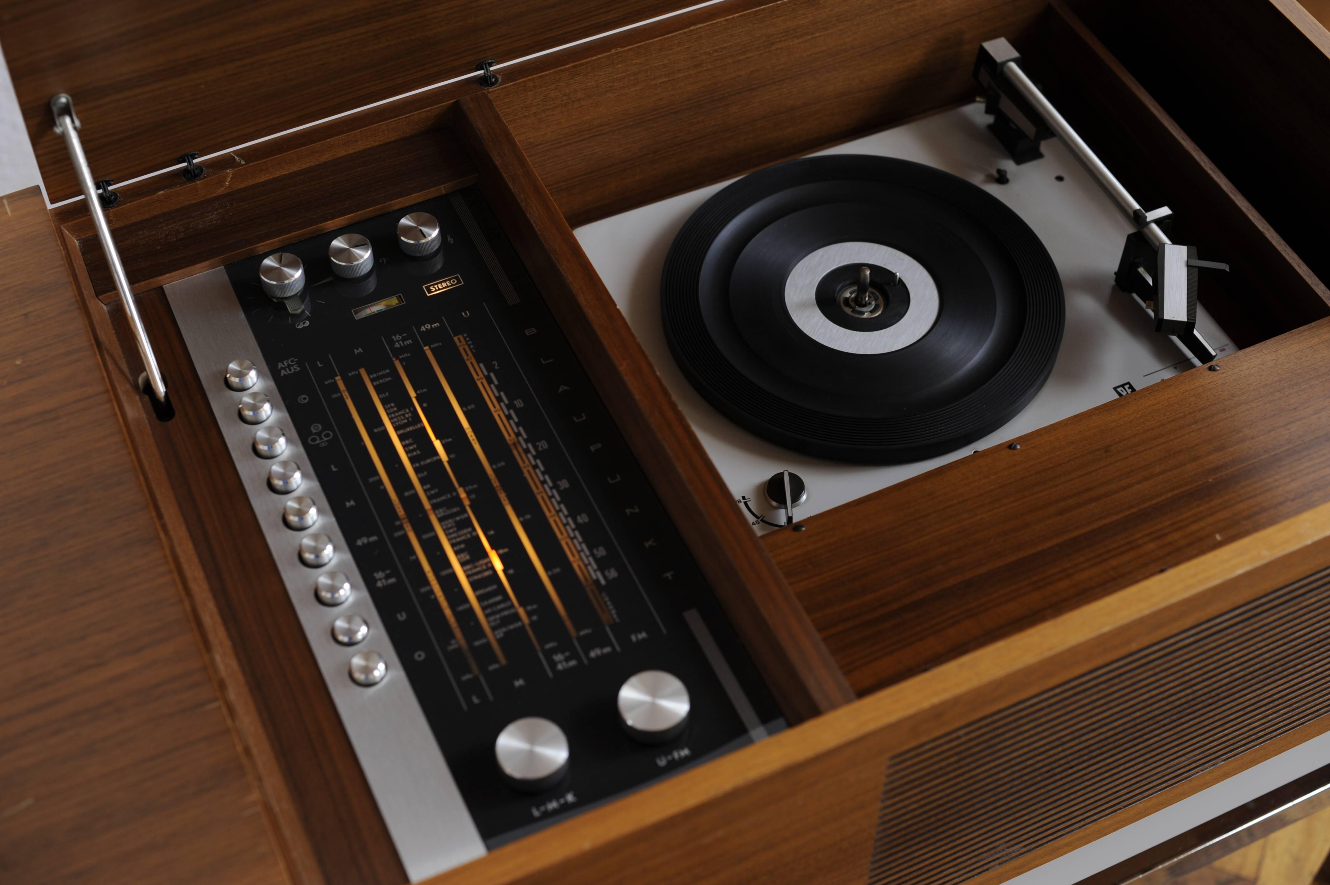 20th Century Blaupunkt Colorado Sideboard Hidden Tube TV Radio PE Record Player Turn Table