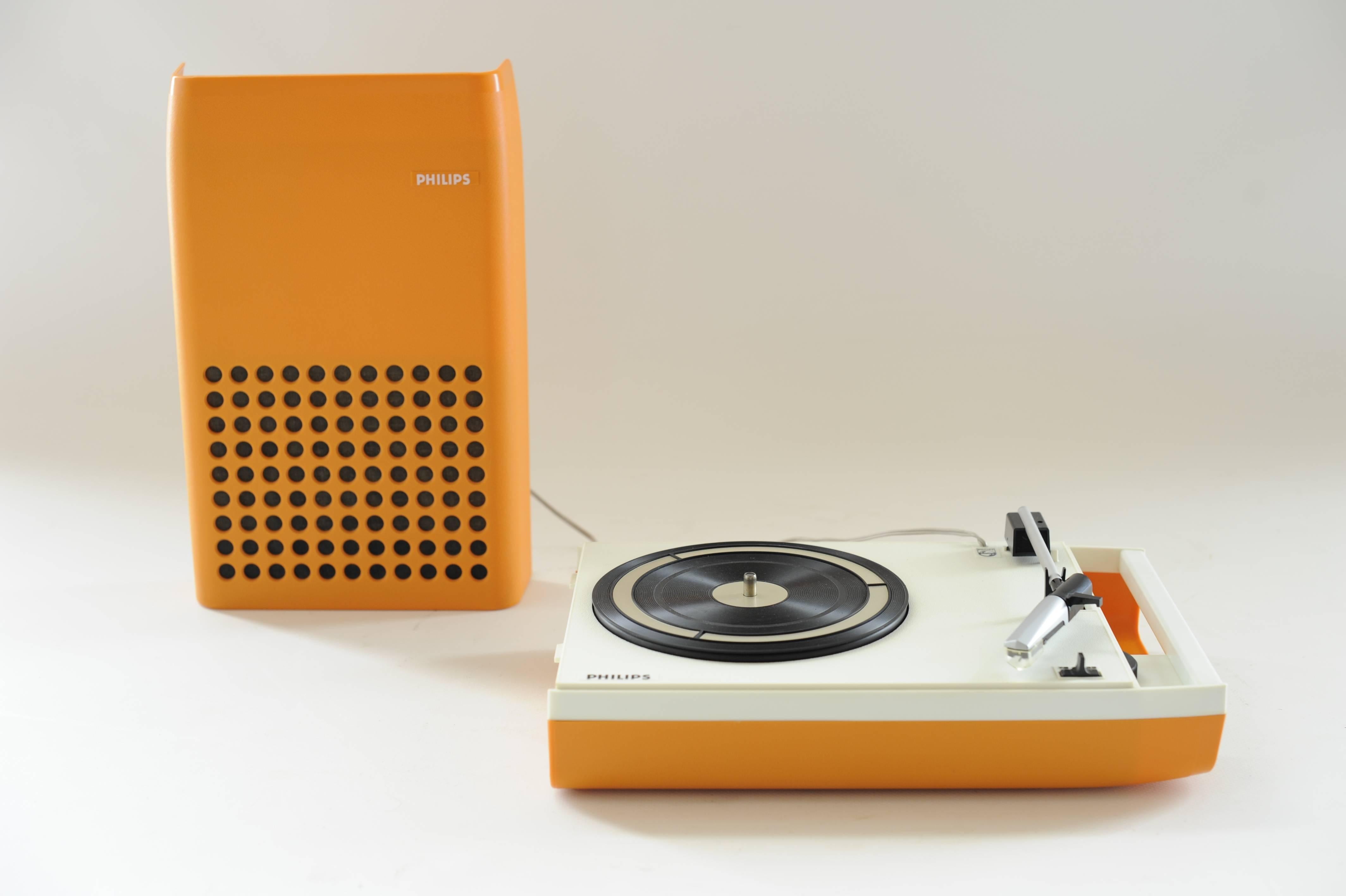 Vintage Philips 113 portable record player. Model number 22GF113/03E.
This is really a very desirable and very sought-after collectors highlight. 
Awesome 1970s Space Age design by Patrice Dupont for Philips. Looks like from outer space in this