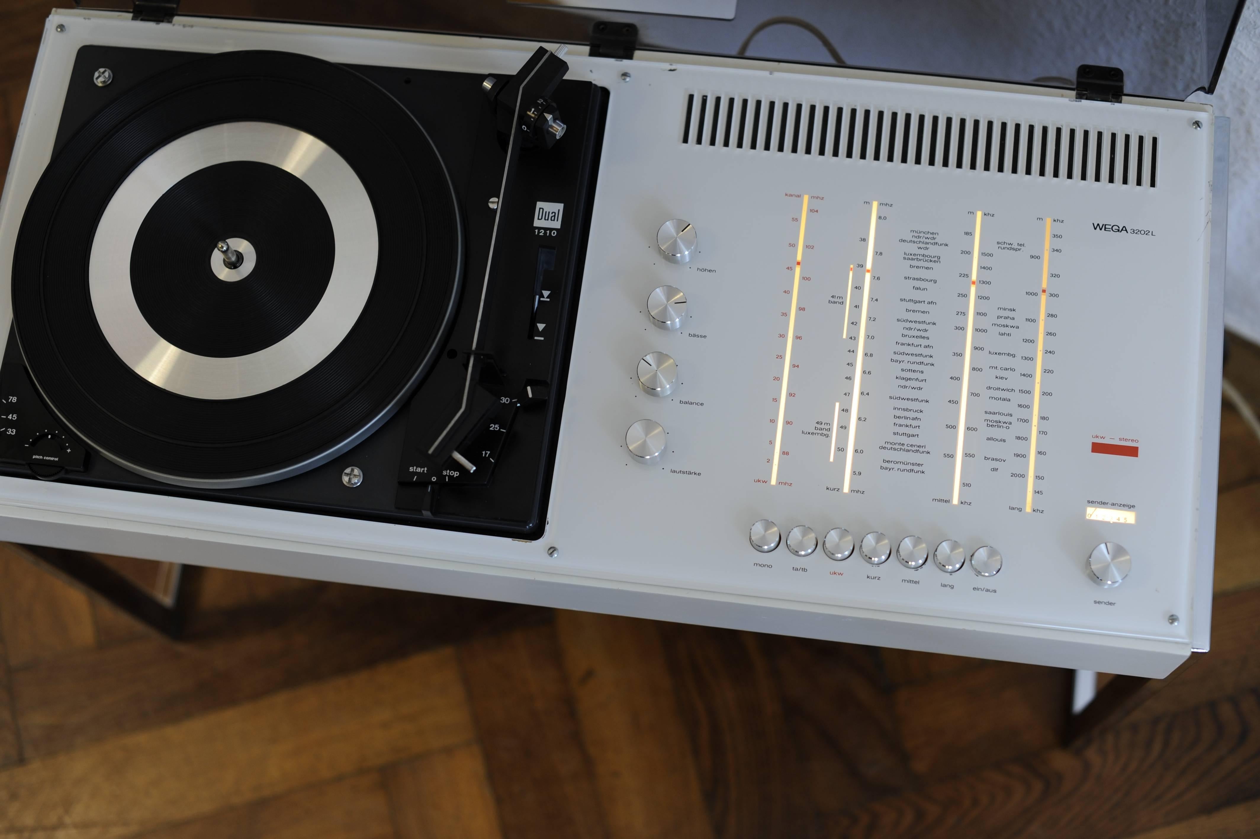 Moderne Wega 3202 - Joueur de disques multifonctionnels vintage blanc à double motif, Allemagne, années 1970