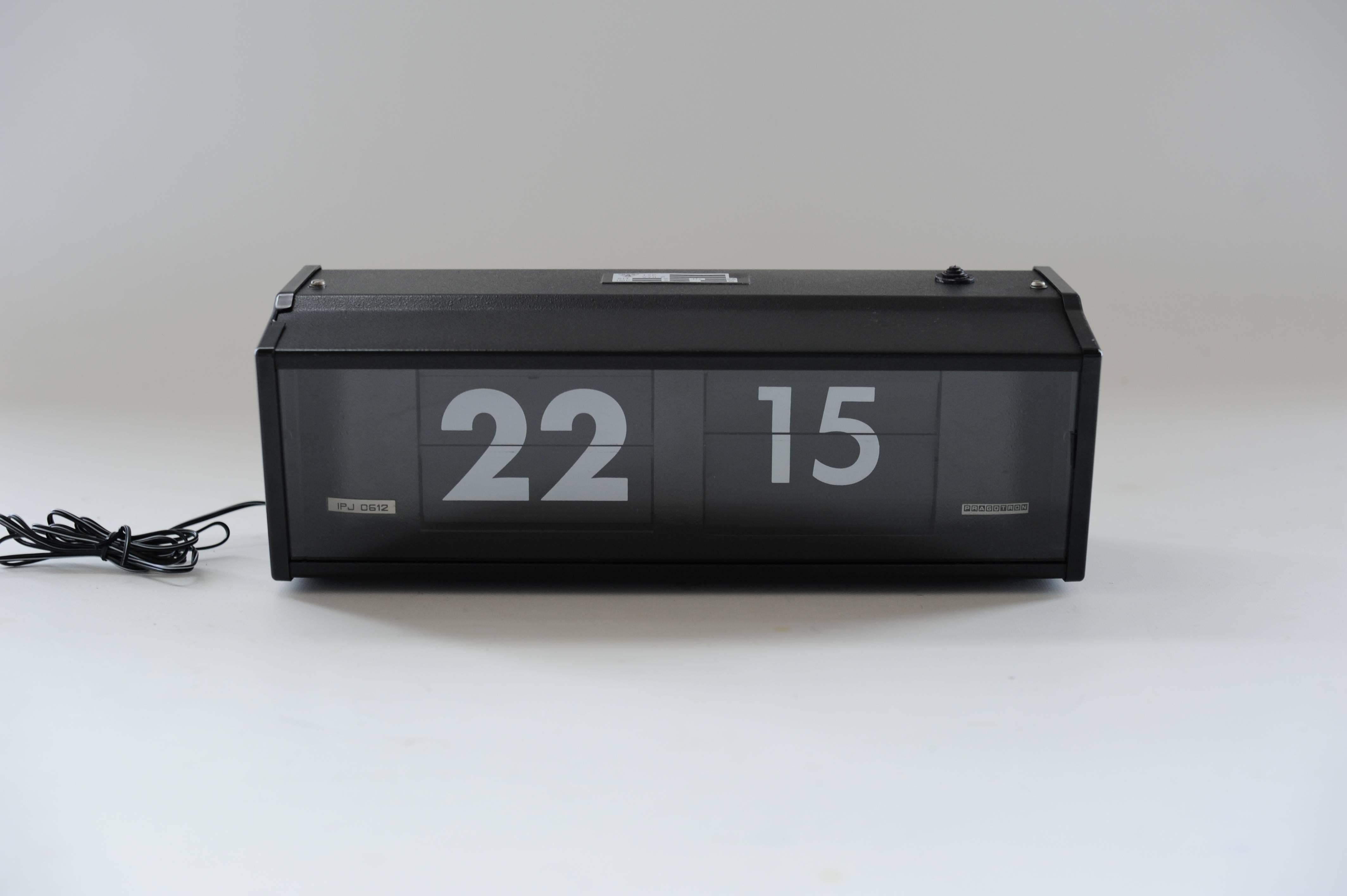 We are offering this nice and decorative electromechanical Pragotron IPJ 0612 Czech loft wall flip clock from the 1960s- 1970s.
Designed and made in Czechoslovakia.
Converted to operate as an independent wall clock with cable for a plug and play