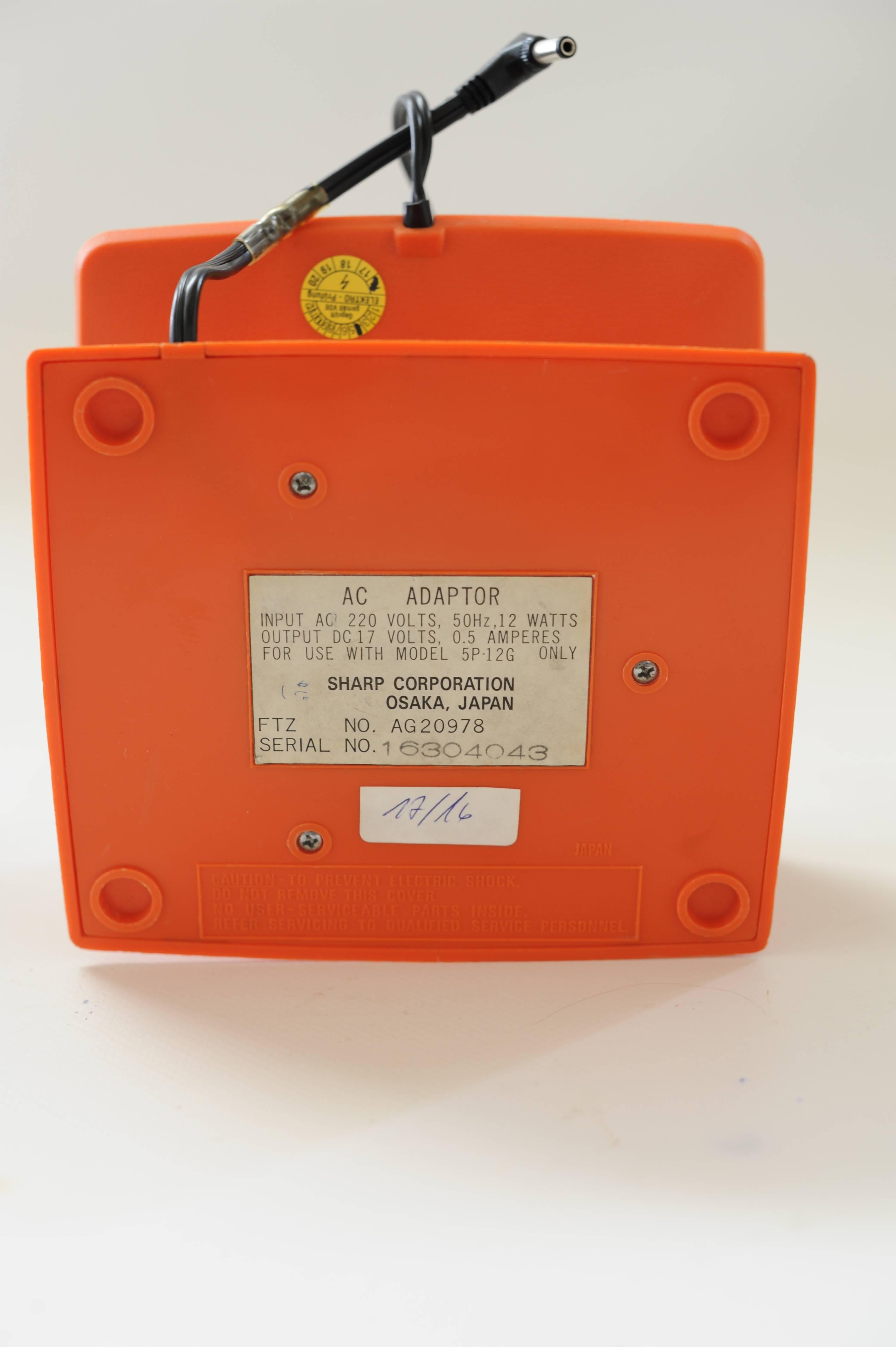 1970s Vintage Orange Sharp 5P 12G Solid State Portable Cube TV Space Age JPN In Good Condition For Sale In Auerbach, Saxony