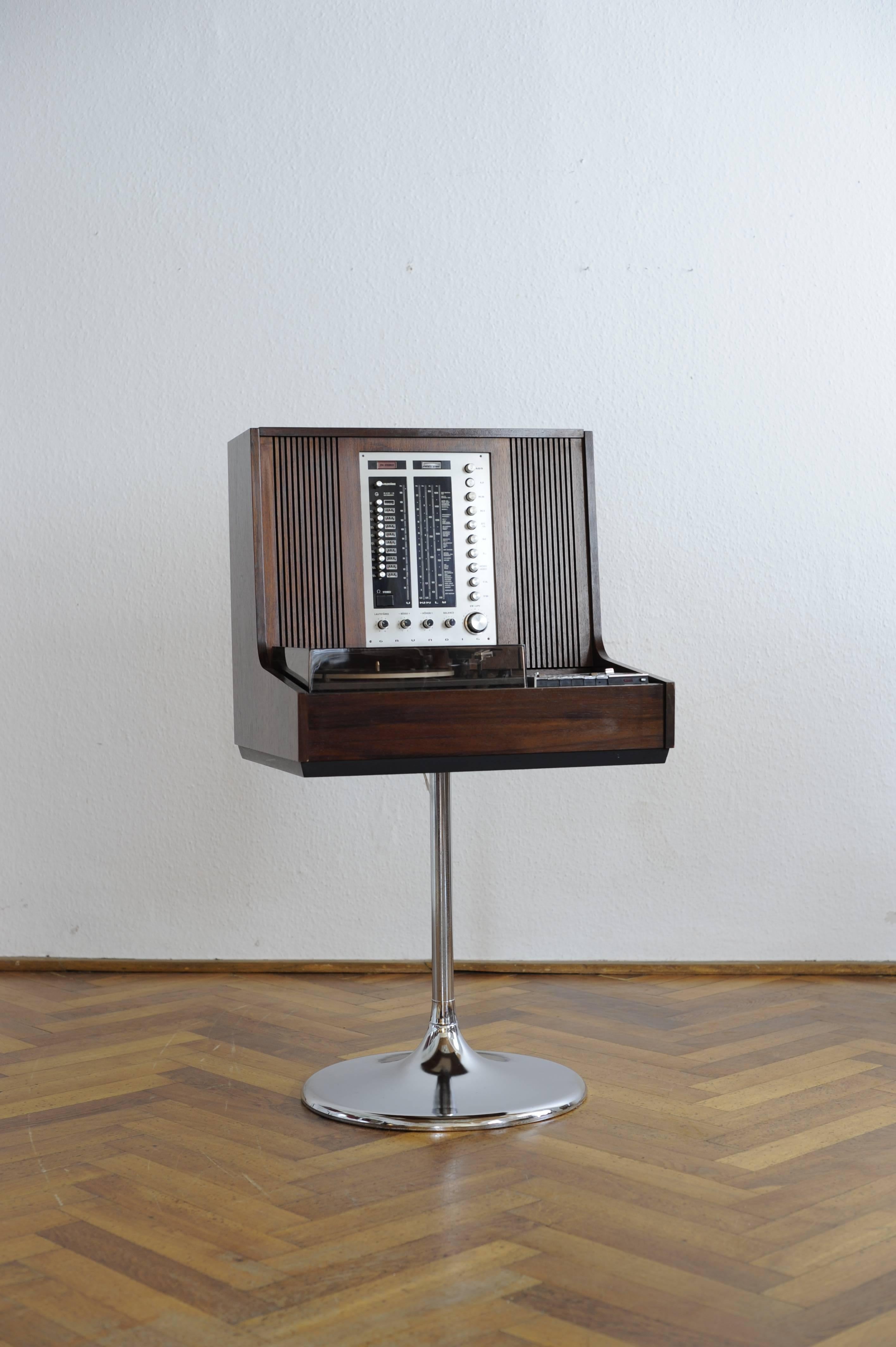 Attention, all you design high fidelity system fanatics!
There is this extremly stylish and cool looking Brown Rosita Stereo Hifi Record Player Grundig Radio Receiver Stereo System on this very cool chrome tulip stand.
This is definitely the