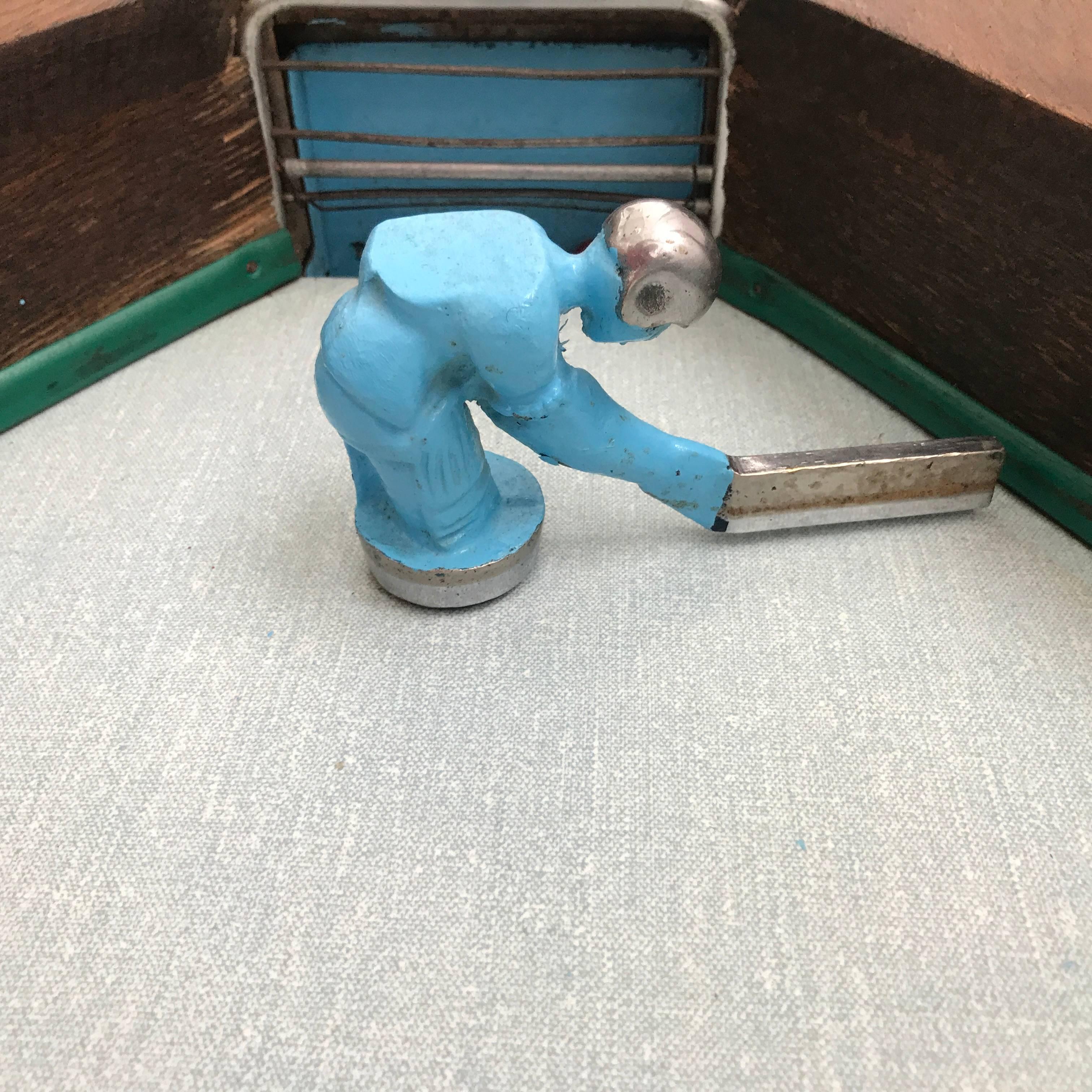 1950s Ruffler & Walker Ice Hockey Coin-Op Game in Solid Oak Cabinet In Good Condition For Sale In London, GB