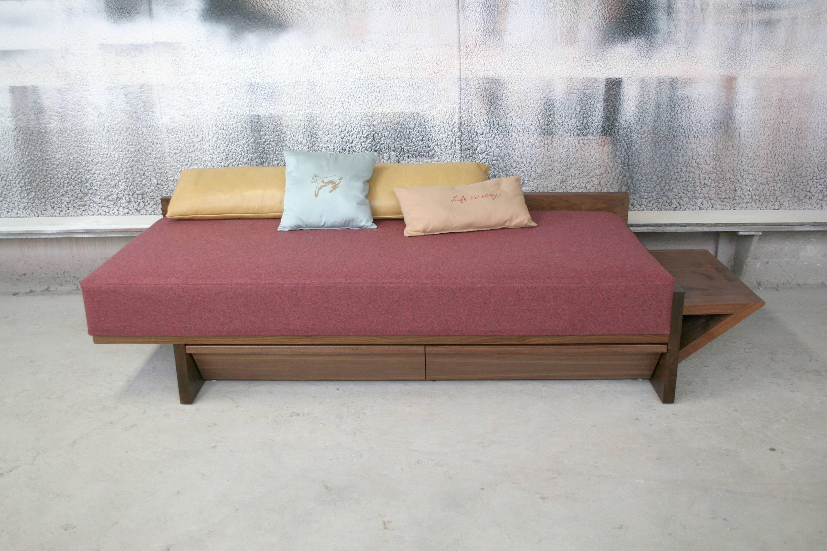 Shimna Lagan Daybed with Hidden Storage Drawers In Excellent Condition For Sale In Brooklyn, NY