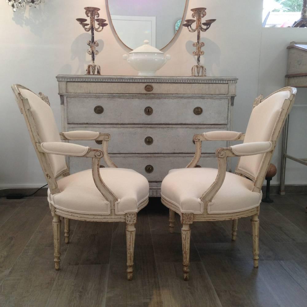 Elegant and comfortable pair of French Louis XVI fauteuils en cabriolet from the 18th century with their original patina. 
The armchairs have been reinforced and reupholstered with a Provençal linen fabric.