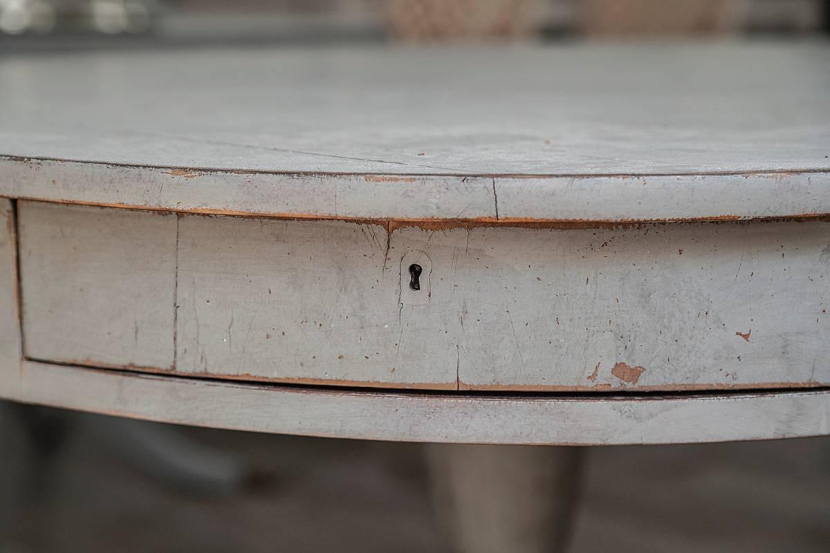 Swedish Painted Drum Table In Fair Condition In Madrid, ES