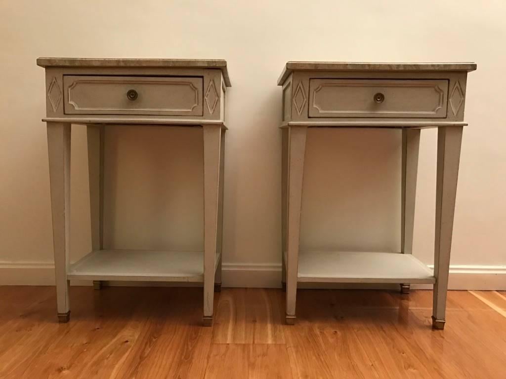 Pair of French bedside tables in the style of Louis XVI, from the 19th century. They have central drawers and tops painted imitating marble.