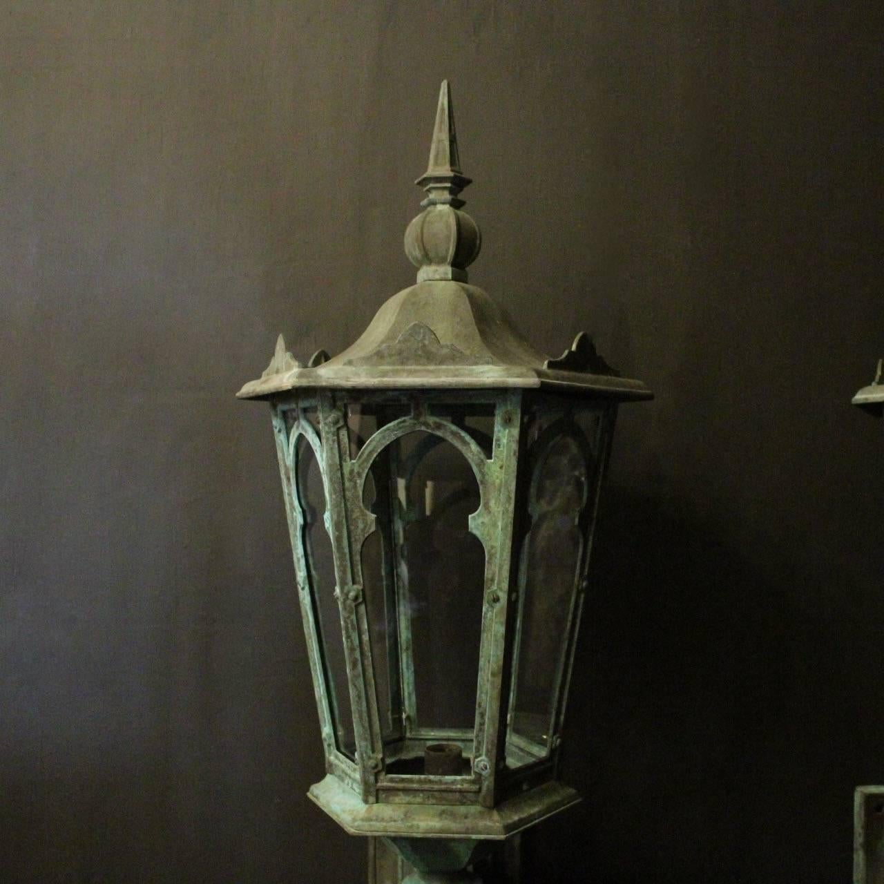 English 19th Century Pair of Large Bronze External Antique Wall Lanterns For Sale 1