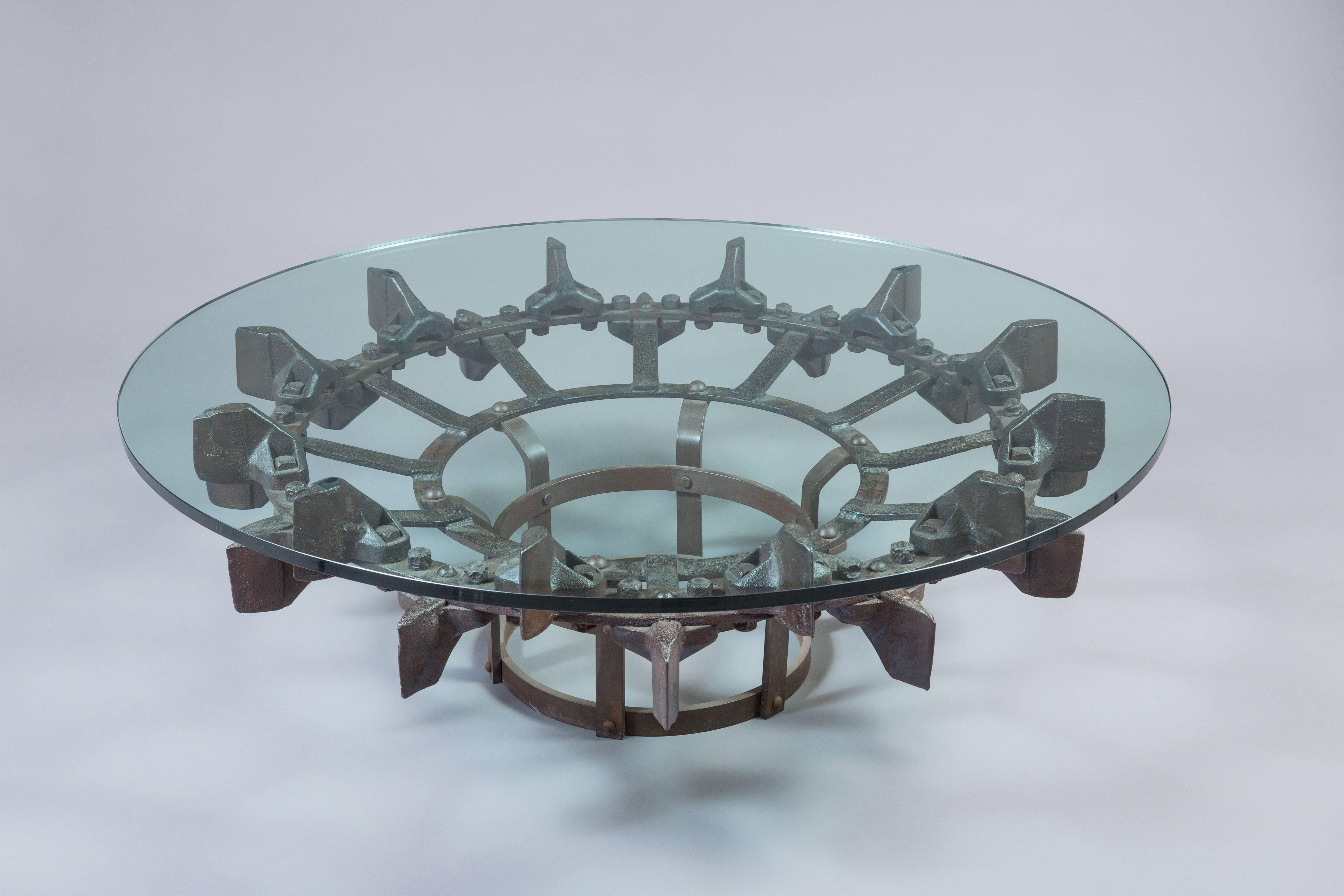 Moulage Table ronde réutilisée vintage avec roue d'excavateur industriel en acier et verre en vente