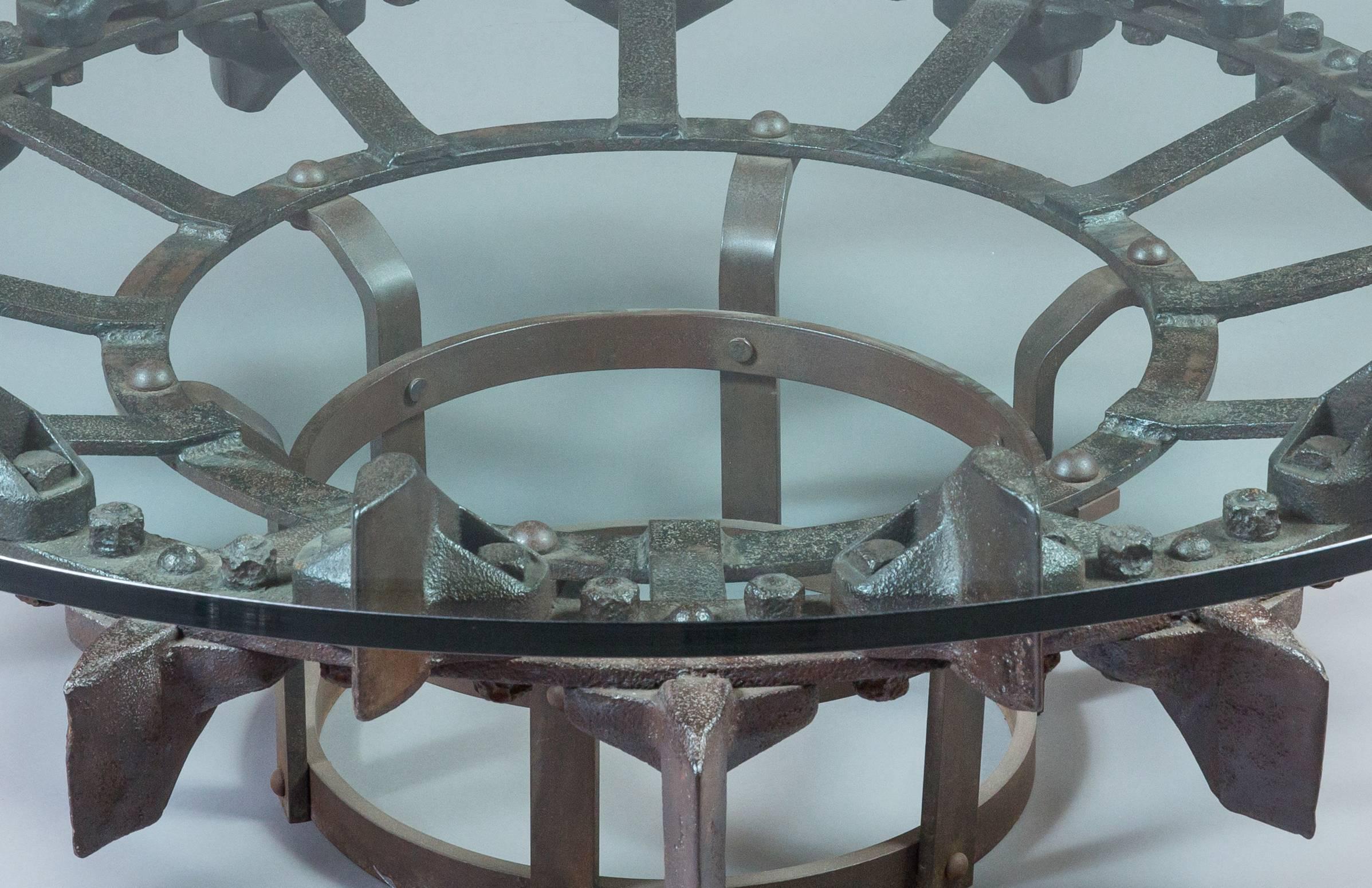 Industriel Table ronde réutilisée vintage avec roue d'excavateur industriel en acier et verre en vente