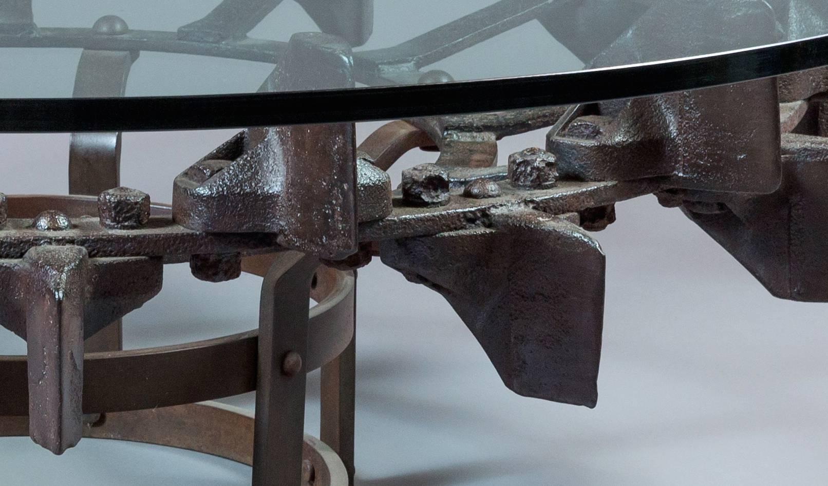 Américain Table ronde réutilisée vintage avec roue d'excavateur industriel en acier et verre en vente