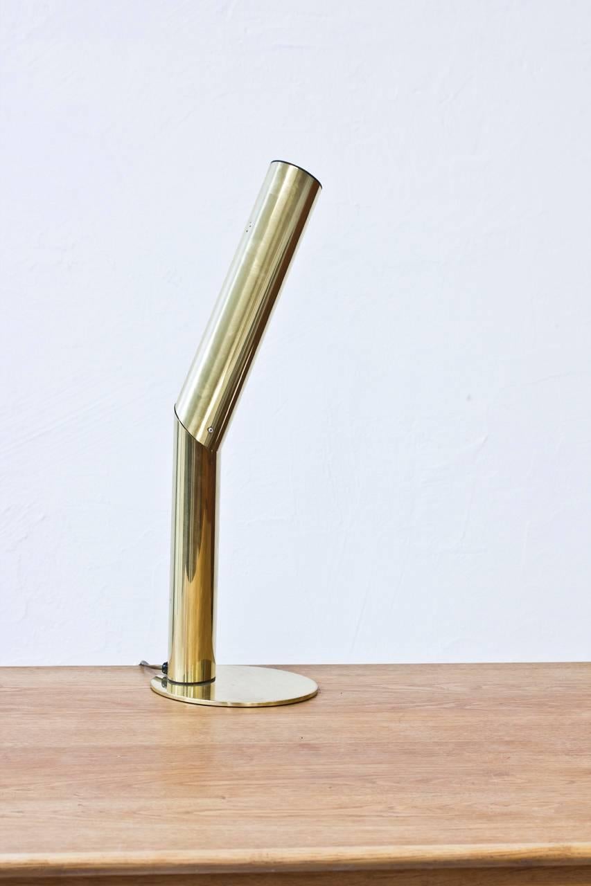 Very rare table lamp by Norwegian designer Jonas Hidle. Produced by Hoviklys. Polished brass with white lacquered inside. Ingenious adjustable function where the lamp part spins 360 degrees around its own axis. Excellent original condition with very