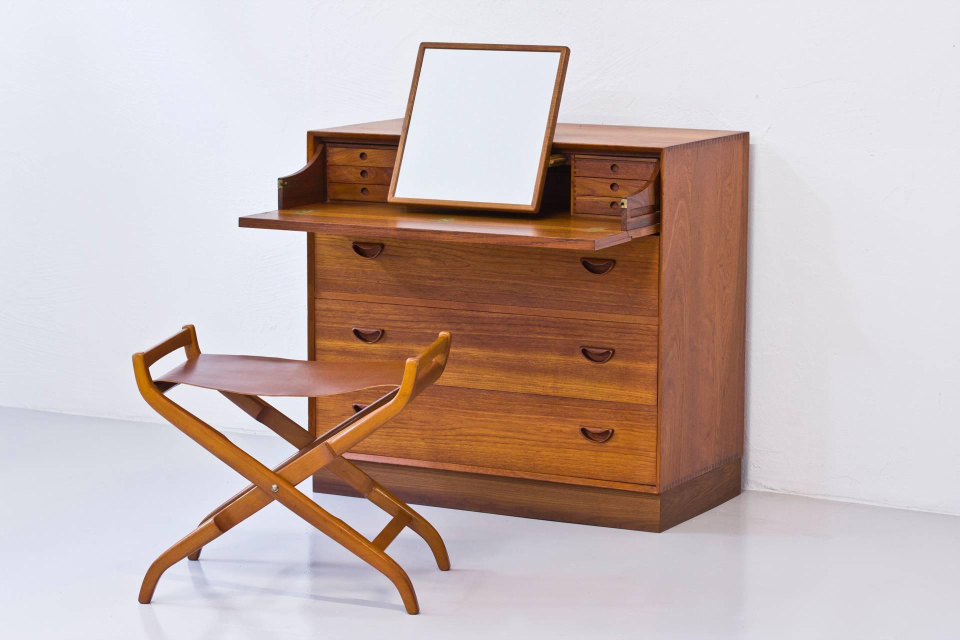 Dresser with Built in Vanity by Hvidt & Molgaard In Excellent Condition In Hägersten, SE