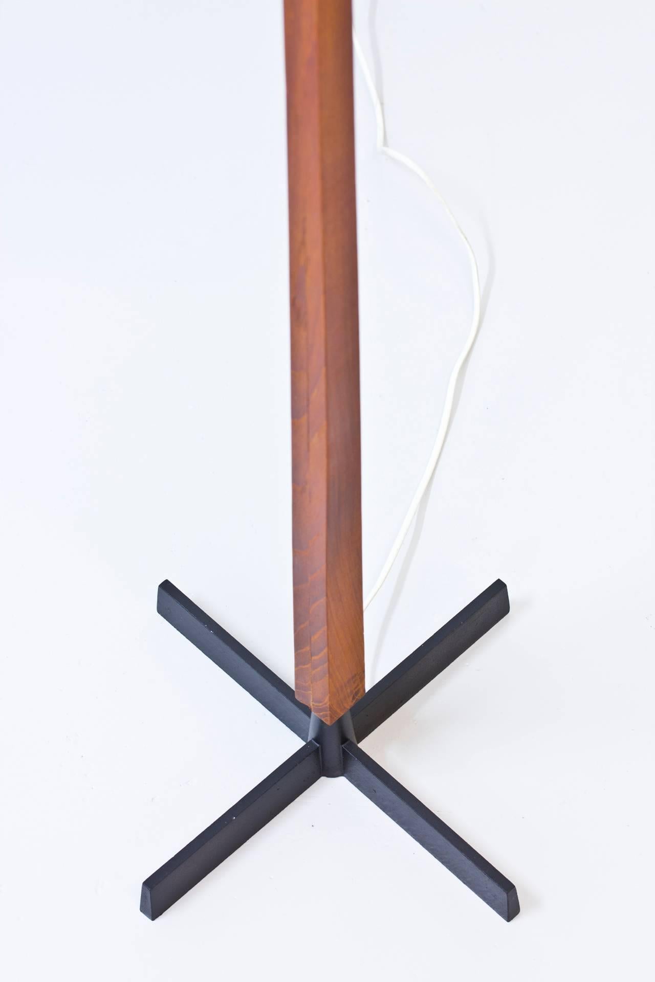 Very rare floor lamp designed by Svend Aage Holm Sorensen for his own company. Produced in Denmark in the 1950s. Solid square teak stem with iron base and original spray plastic shade. Light switch on lamp fitting.
   