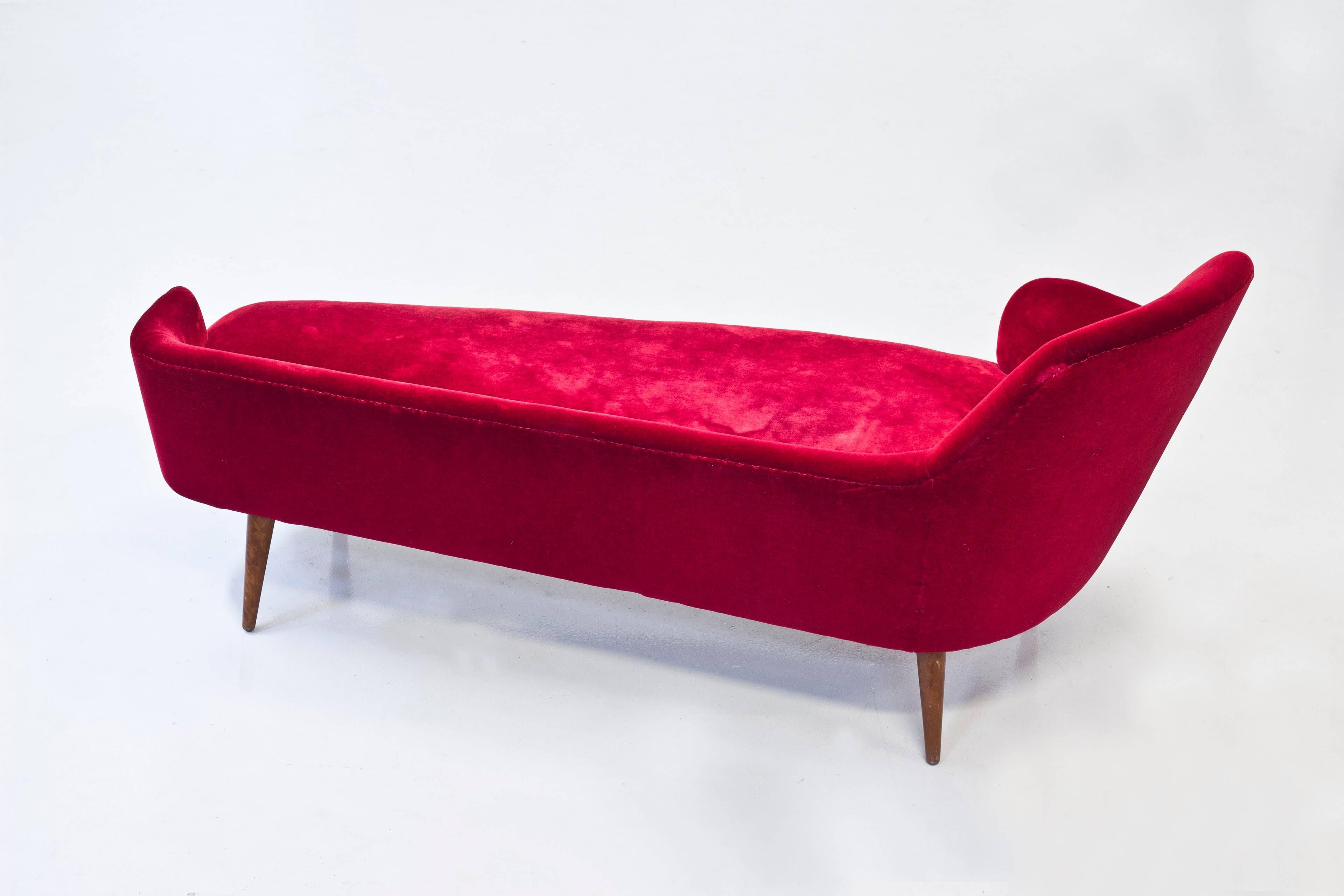 Chaise lounge modelo Singoalla fabricado en Suecia por Ikea. atribuido a Gillis Lundgren. Patas de madera con tejido de terciopelo rojo oscuro. Muy buen estado con ligero desgaste y pátina relacionada con la edad.