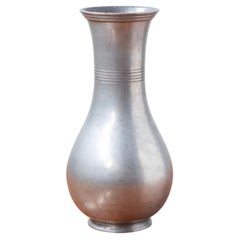 Vaso modernista svedese in peltro realizzato da Guldsmedsaktiebolaget, GAB. Svezia 1939
