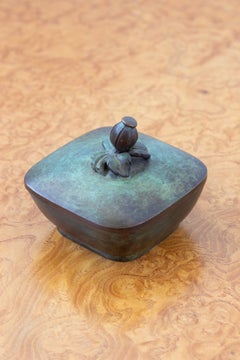 Scatola in bronzo, modello 78, con decorazione a bacche di rosa canina, opera di Jacob Ängman, GAB, anni ’30, Svezia