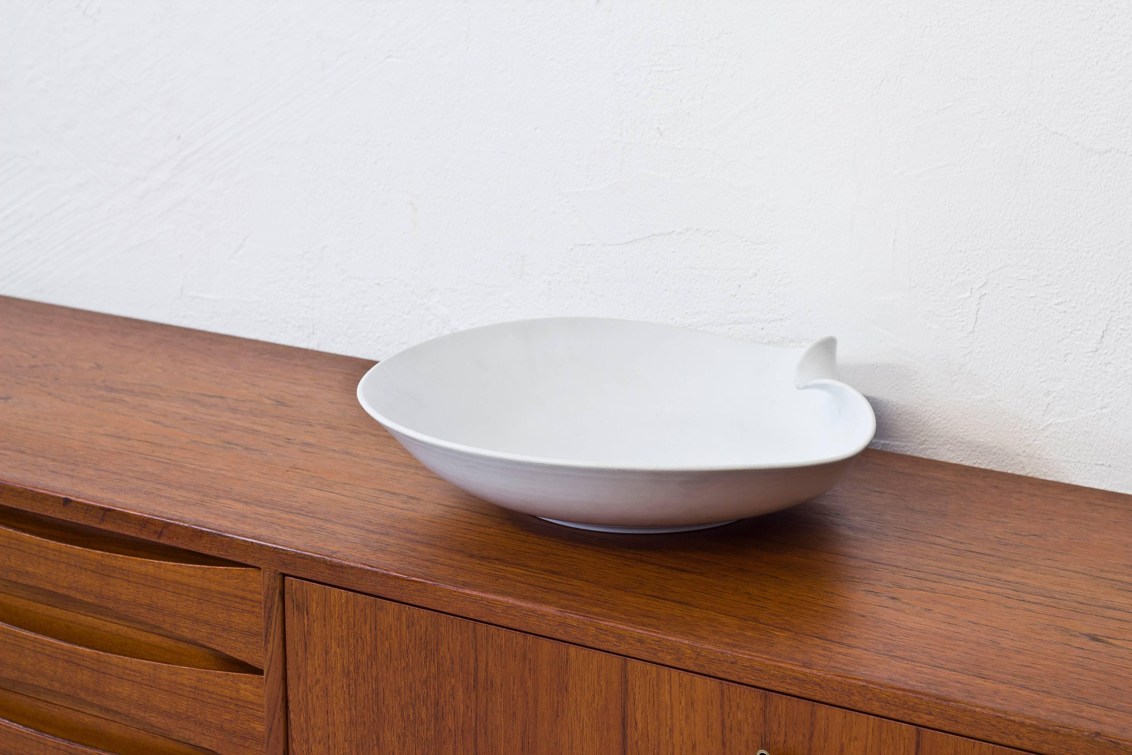 Very rare, possibly unique large bowl from the Veckla series designed by Stig Lindberg. Handmade at Gustavsberg in the 1950s. Made from white Carrara ceramics. Very good vintage condition with few signs of wear and age related patina.

 