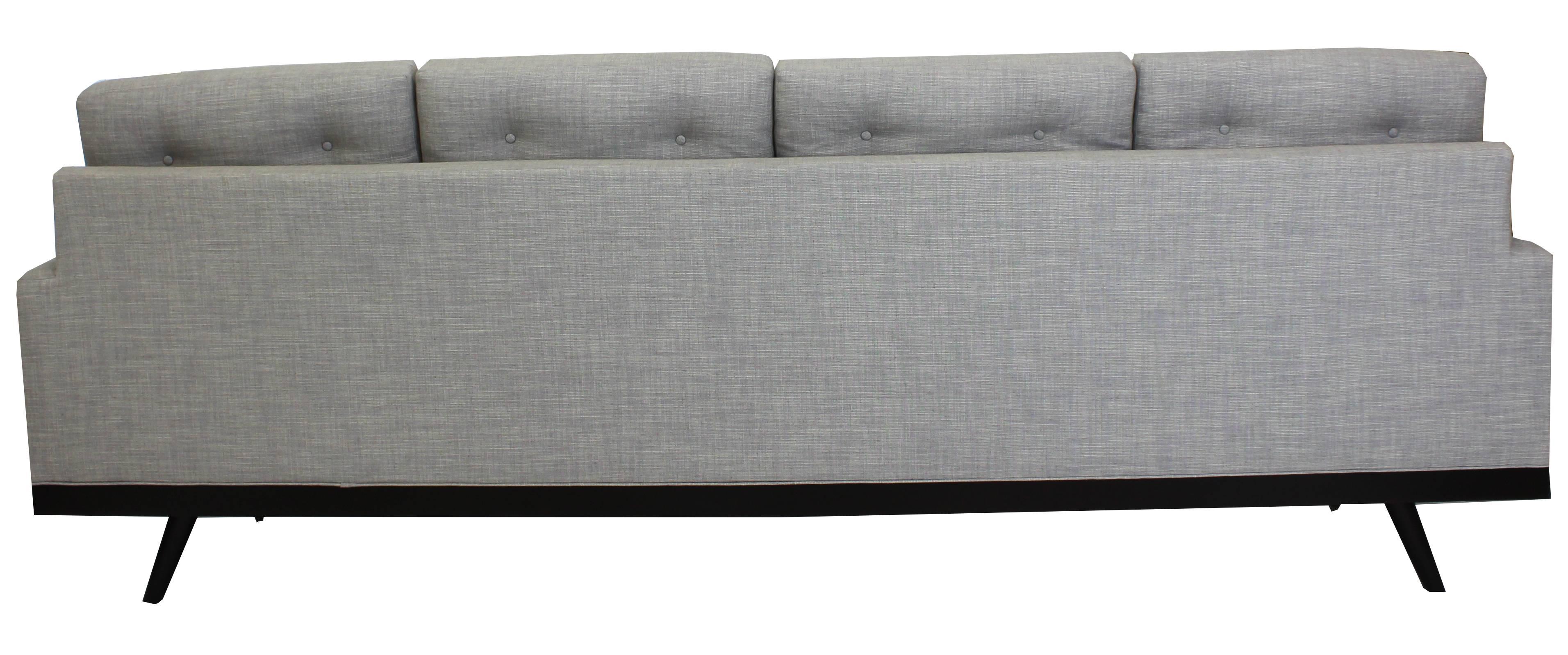 Modernes, von der Mitte des Jahrhunderts inspiriertes Sofa mit Knopfleiste (Moderne der Mitte des Jahrhunderts) im Angebot