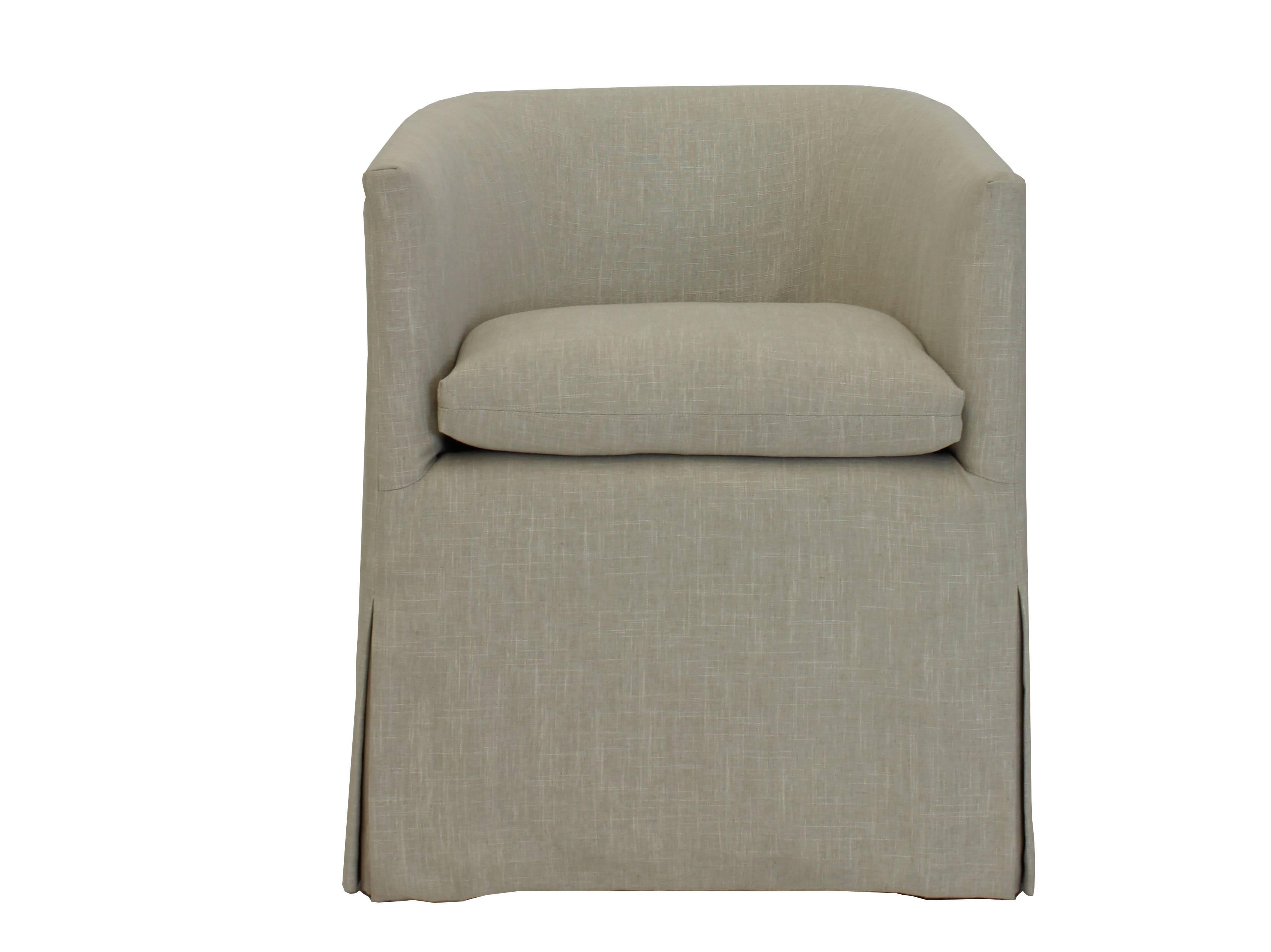 Moderne Chaise de salle à manger baril transitionnelle avec coussin à jupe et coussin à glissière en vente