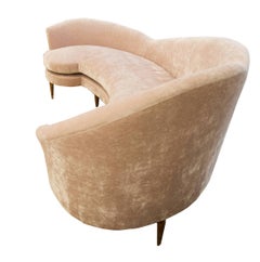 Großes geschwungenes modernes Sofa aus rosa Samt in Samt