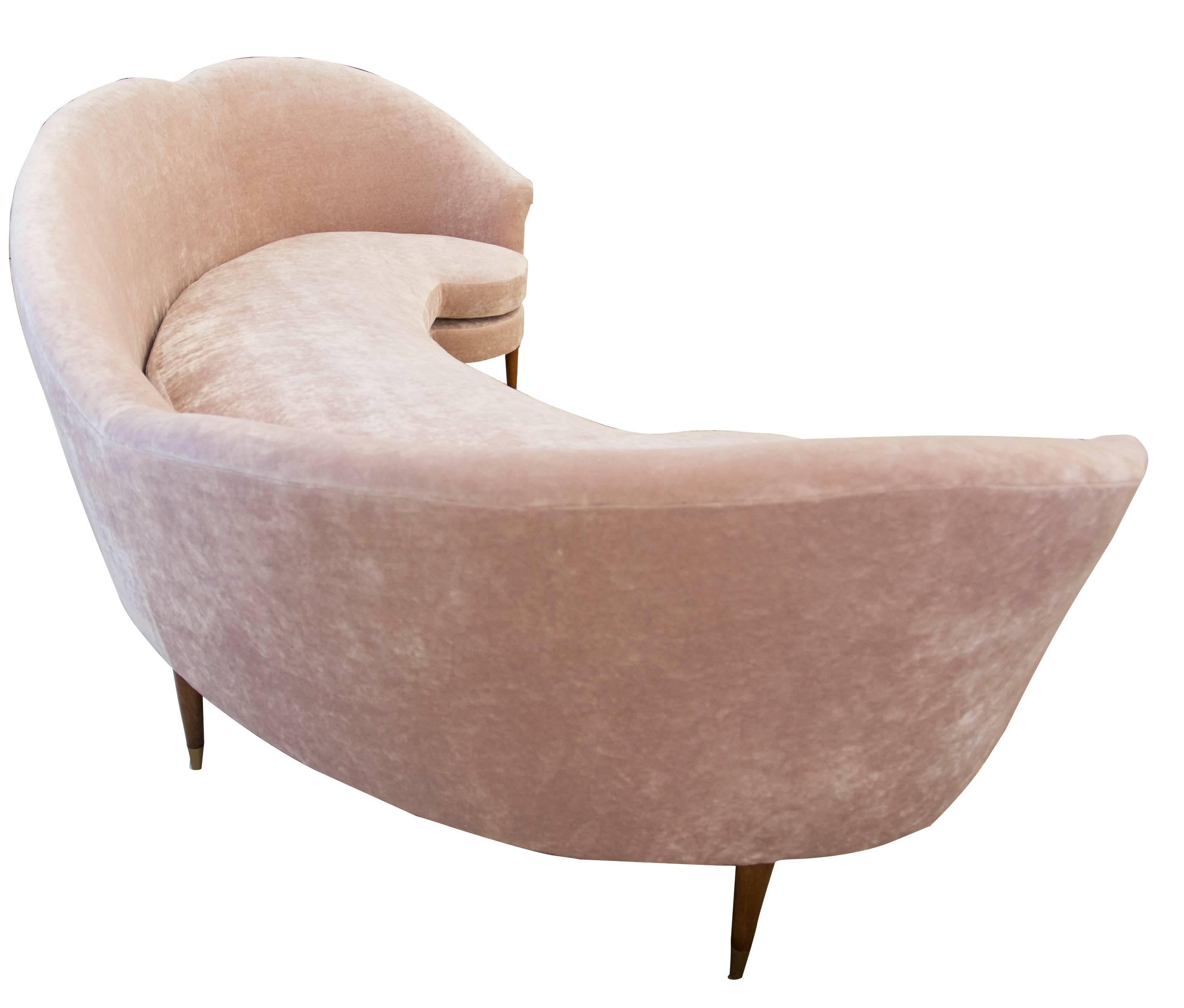 Großes geschwungenes modernes Sofa aus rosa Samt in Samt (Moderne der Mitte des Jahrhunderts) im Angebot