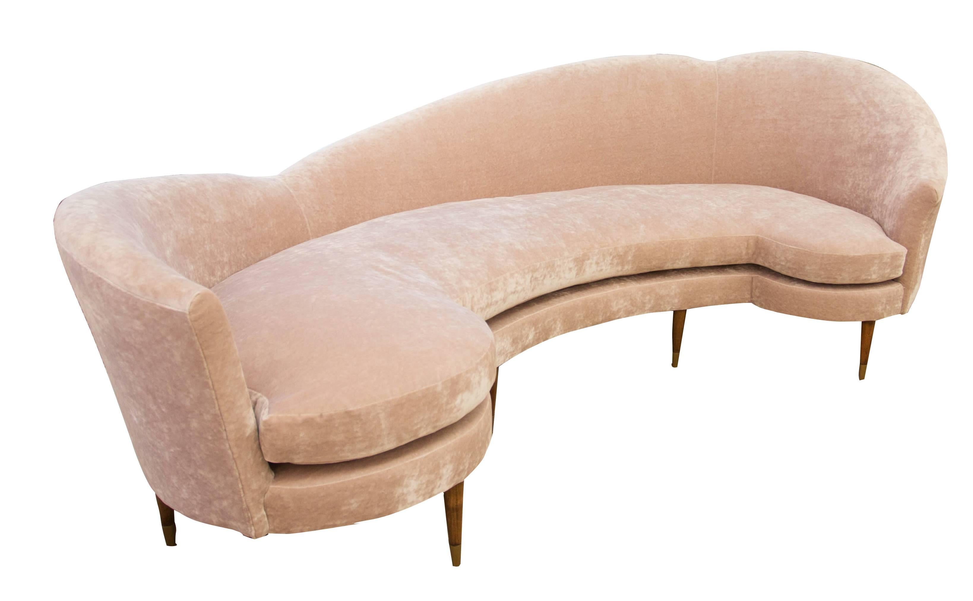 Nord-américain Grand canapé moderne en velours courbé en velours rose en vente