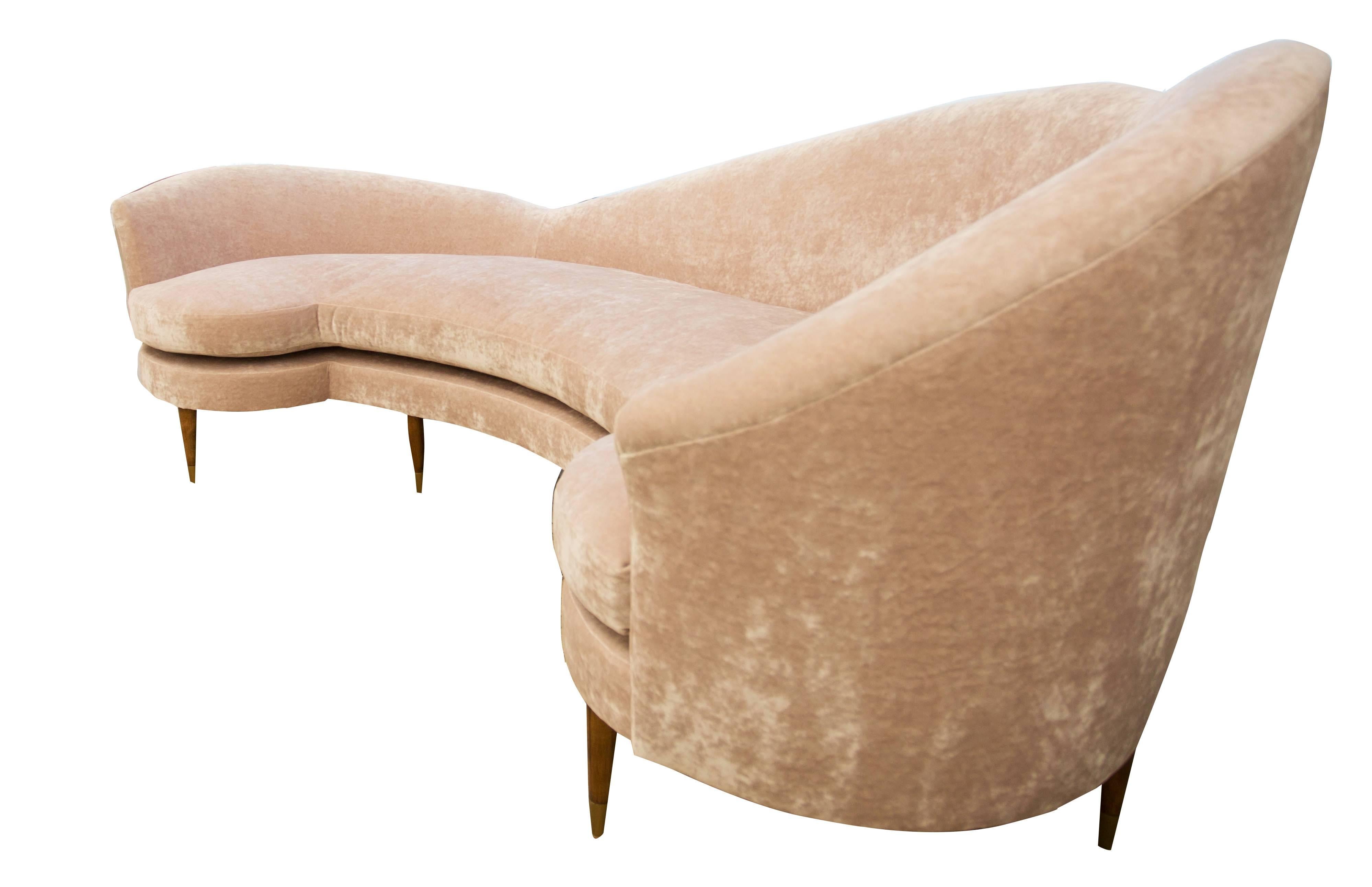 Großes geschwungenes modernes Sofa aus rosa Samt in Samt (Handgefertigt) im Angebot