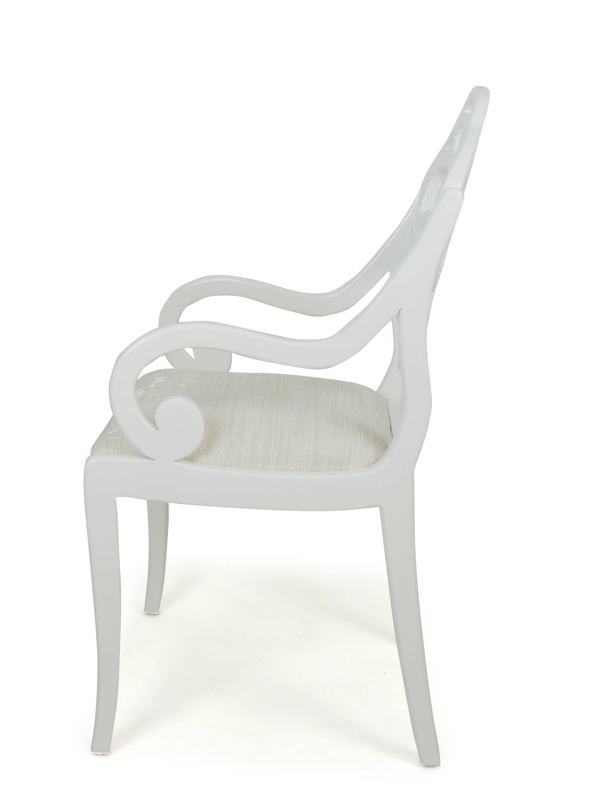 Avec des bras ressemblant à ceux de la Régence anglaise et un dossier inspiré d'un modèle d'Albert Hadley, ces chaises de salle à manger sont conçues par Jhon Ortiz et produites dans l'atelier de son entreprise à Norwalk, CT. Les chaises sont dotées