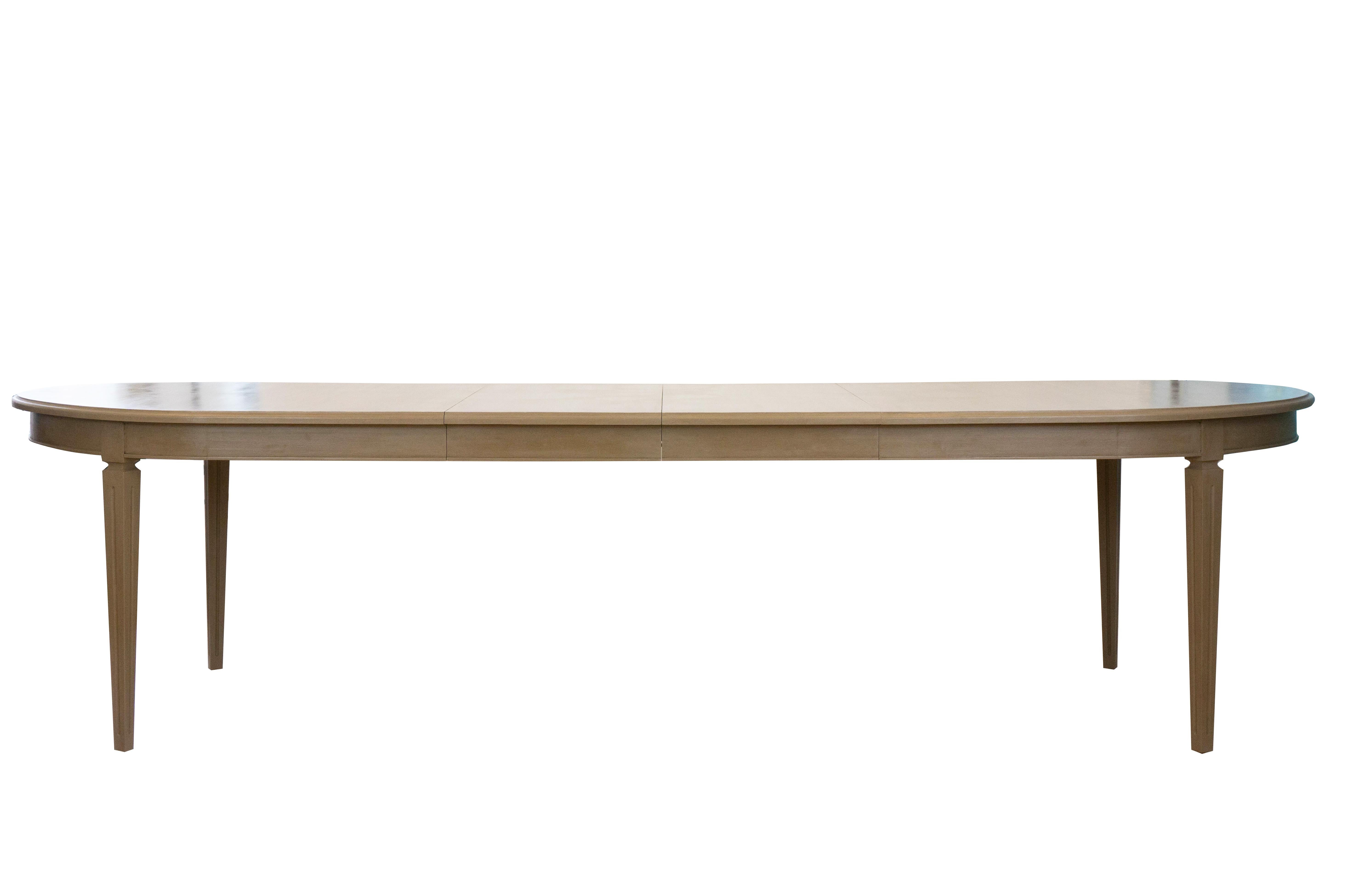 Notre table de salle à manger Yvelines est fabriquée en chêne blanc et bénéficie d'un traitement de peinture personnalisé. Comprend 2 feuilles de 18