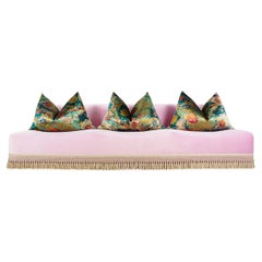 Großes Sofa mit Wellenschliff aus rosa Samt, anpassbar