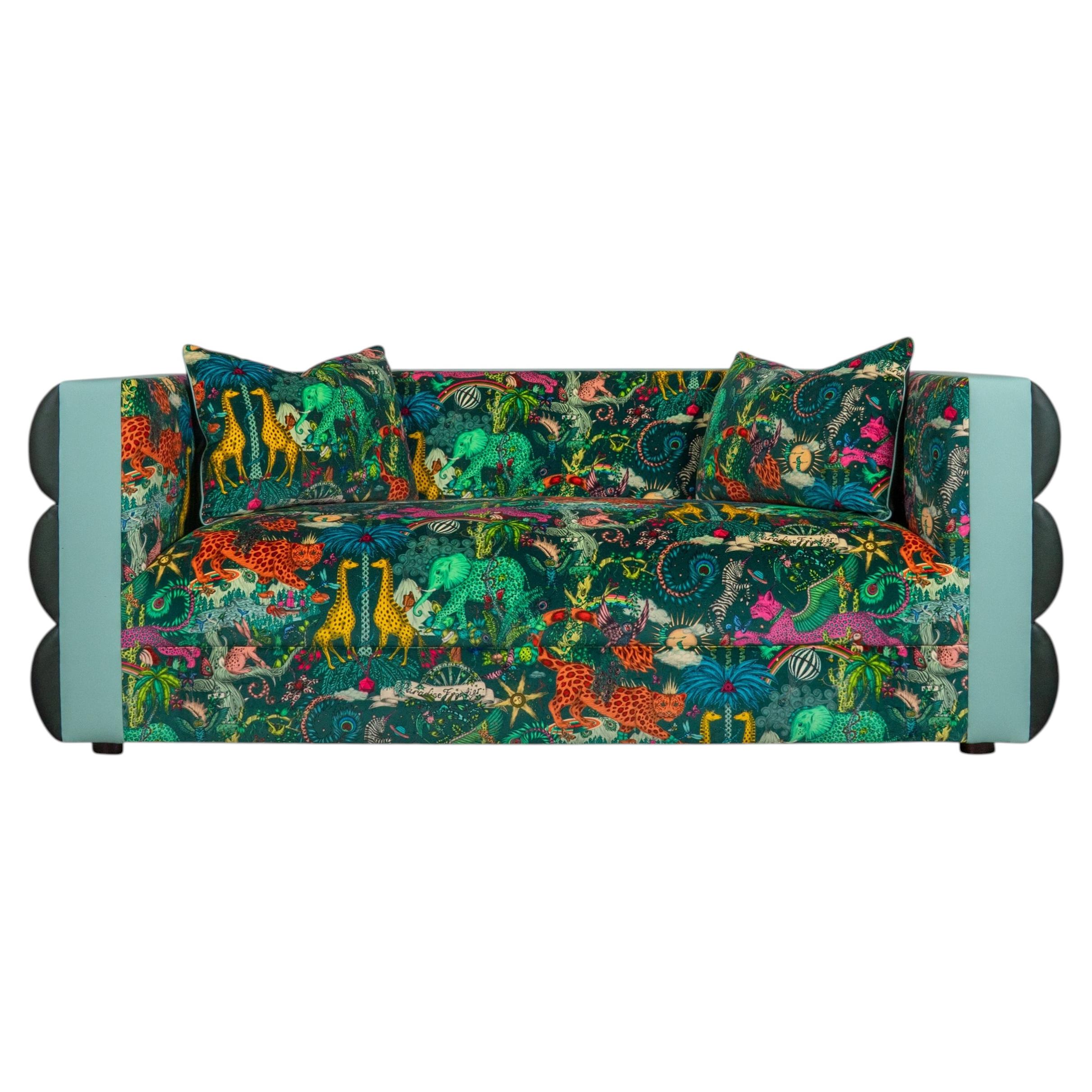 Geripptes Sofa mit runden Armlehnen aus Samt mit Dschungel-Print, mit Kontrastpaspelierung im Angebot