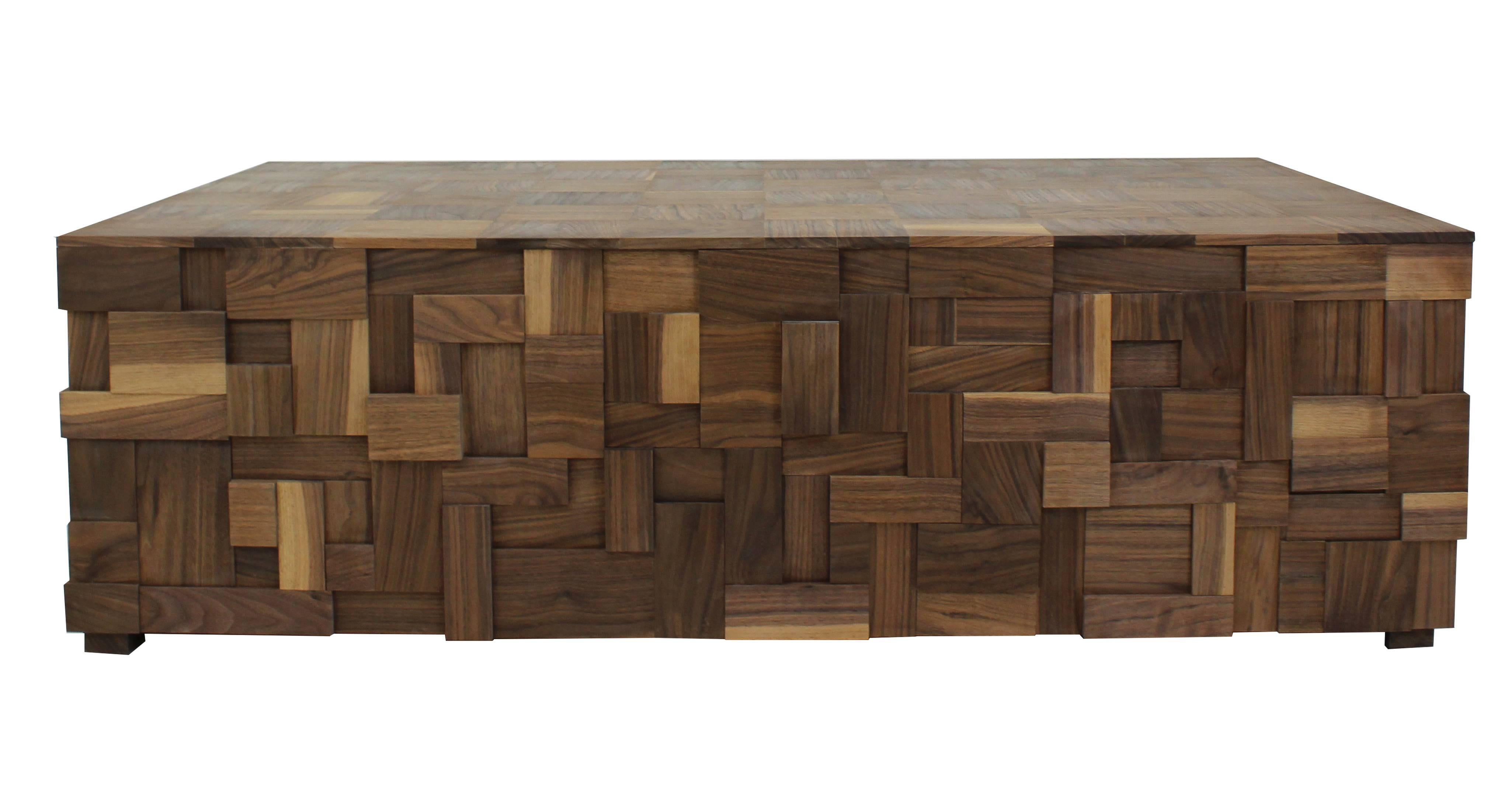 Cette table basse unique en son genre, fabriquée à la main dans notre studio de Norwalk, dans le Connecticut, allie modernité et rusticité. La table présente un cadre en peuplier et un extérieur en noyer découpé en mosaïque avec un plateau en