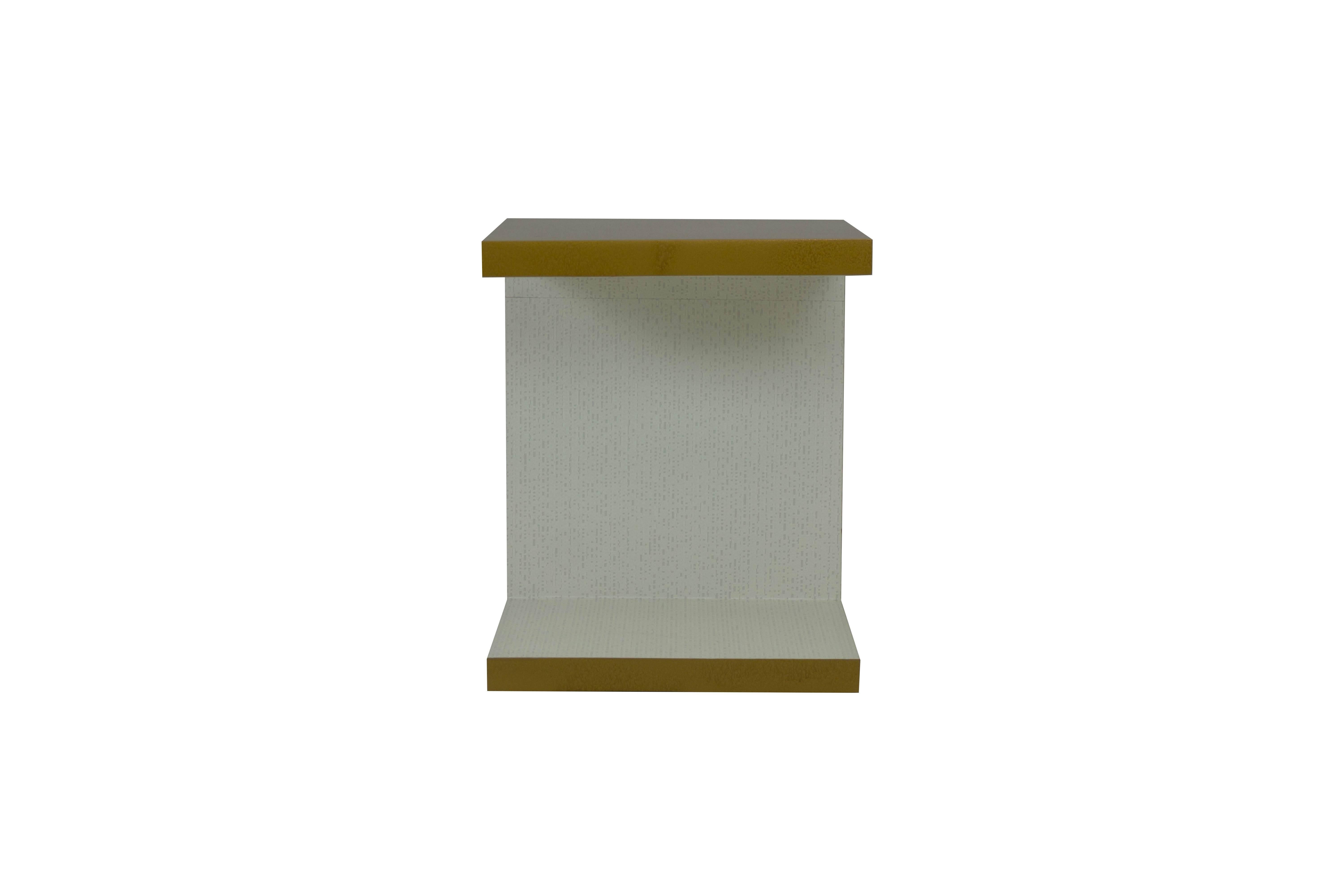 Grande table d'appoint moderne laquée à l'extérieur en faux bronze, donnant un aspect glacé et légèrement texturé. L'intérieur est recouvert d'un revêtement mural en vinyle gaufré blanc. Idéal pour empiler les livres sur la base, ce qui permet de ne