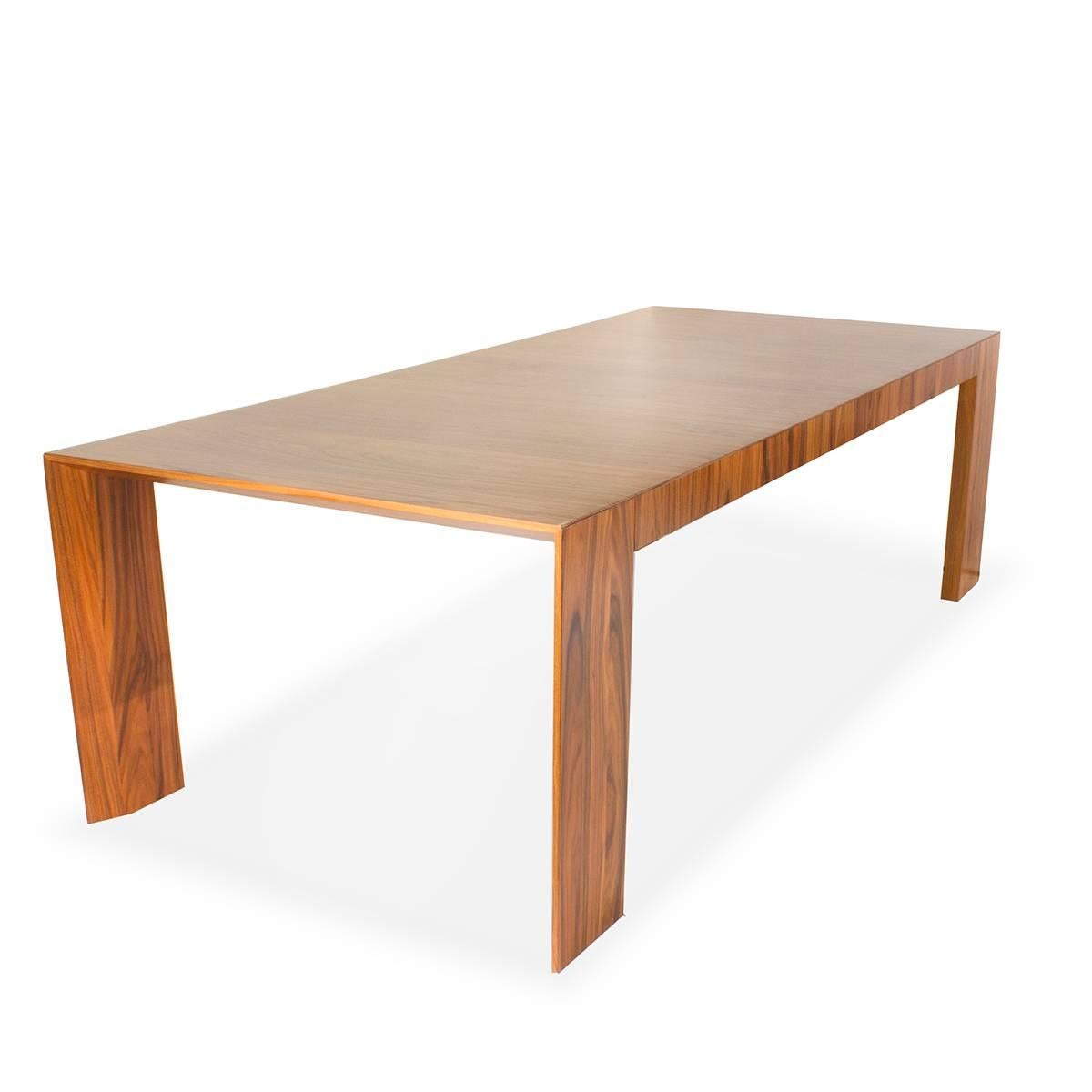 Table in santos rosewood. The table can be dismantled. Assembly and stability are ensured by an internal anchorage mechanism set in the two sides and the top. The feet are in matt grey satined aluminium. 370 32