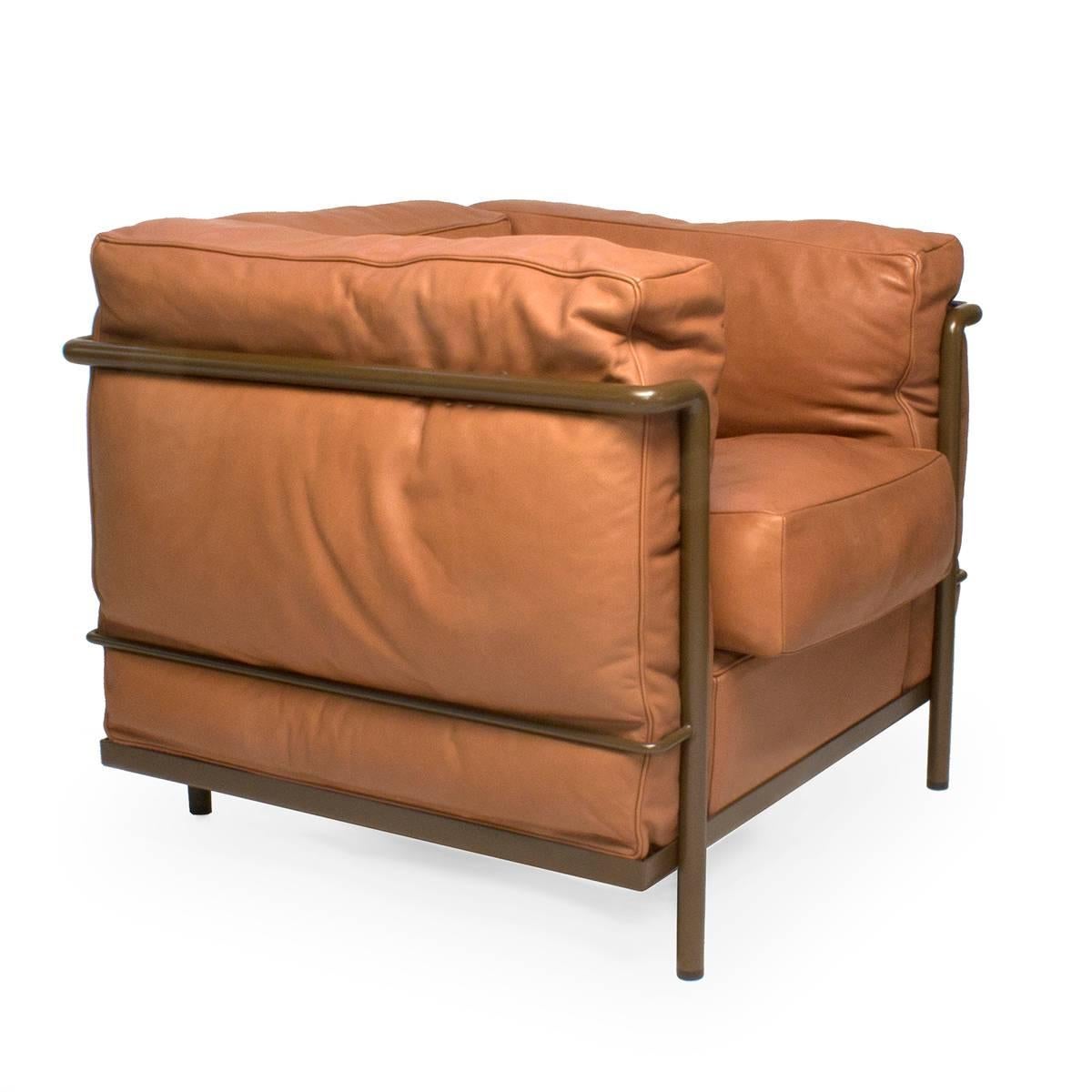 The Maison La Roche LC2 chair, produced in 2015 in an edition of 90 pieces, comes in a semigloss brown enamel steel frame with feather padded natural leather cushions. Yet another timeless classic, one that made design history. Designed in 1928, it